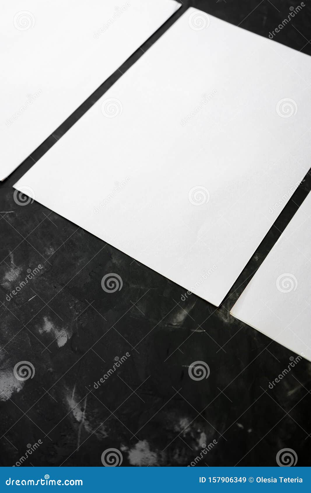 Hoja grande en blanco imagen de archivo. Imagen de fresco 157906349