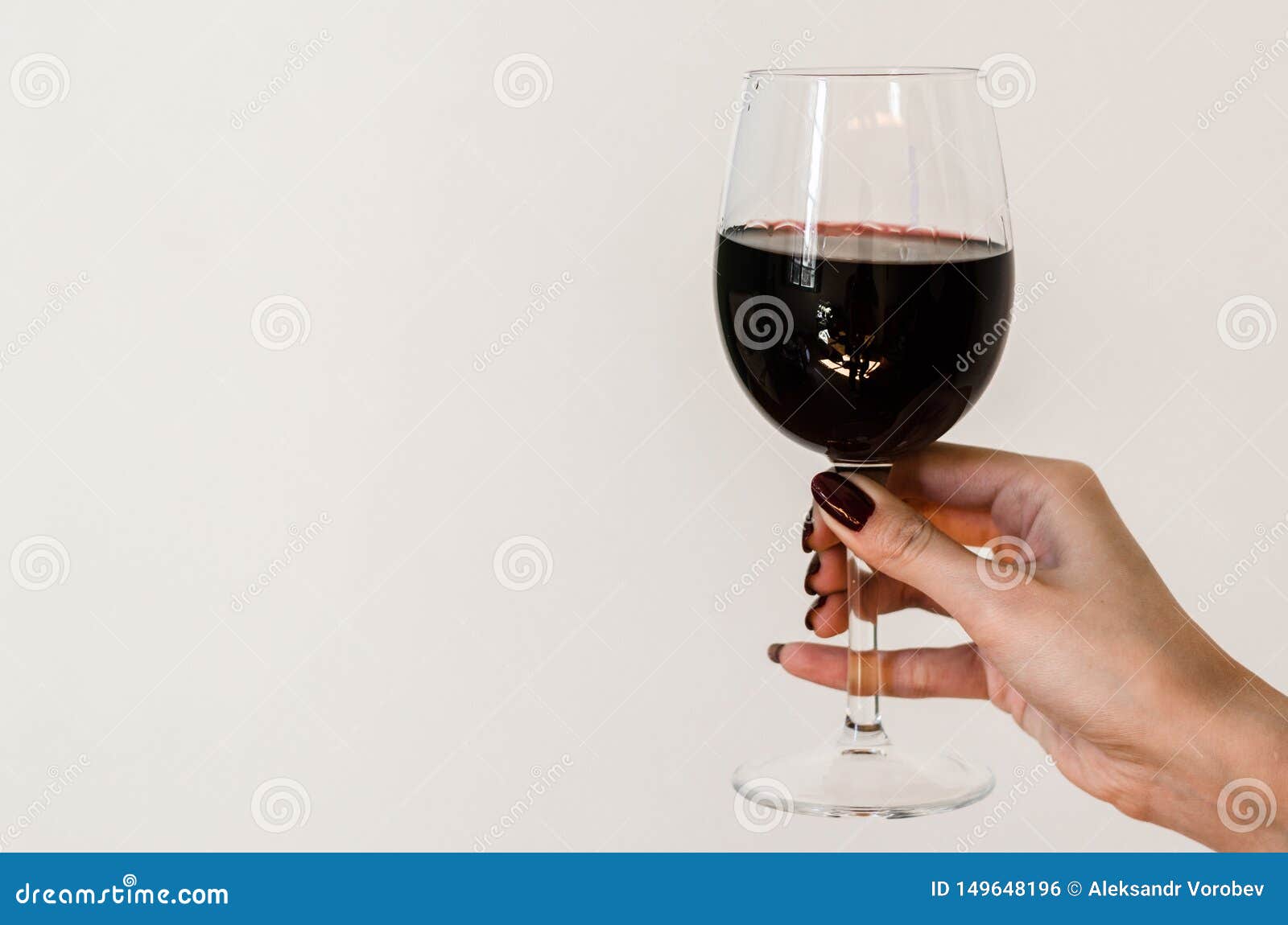 how to properly hold a wine glass