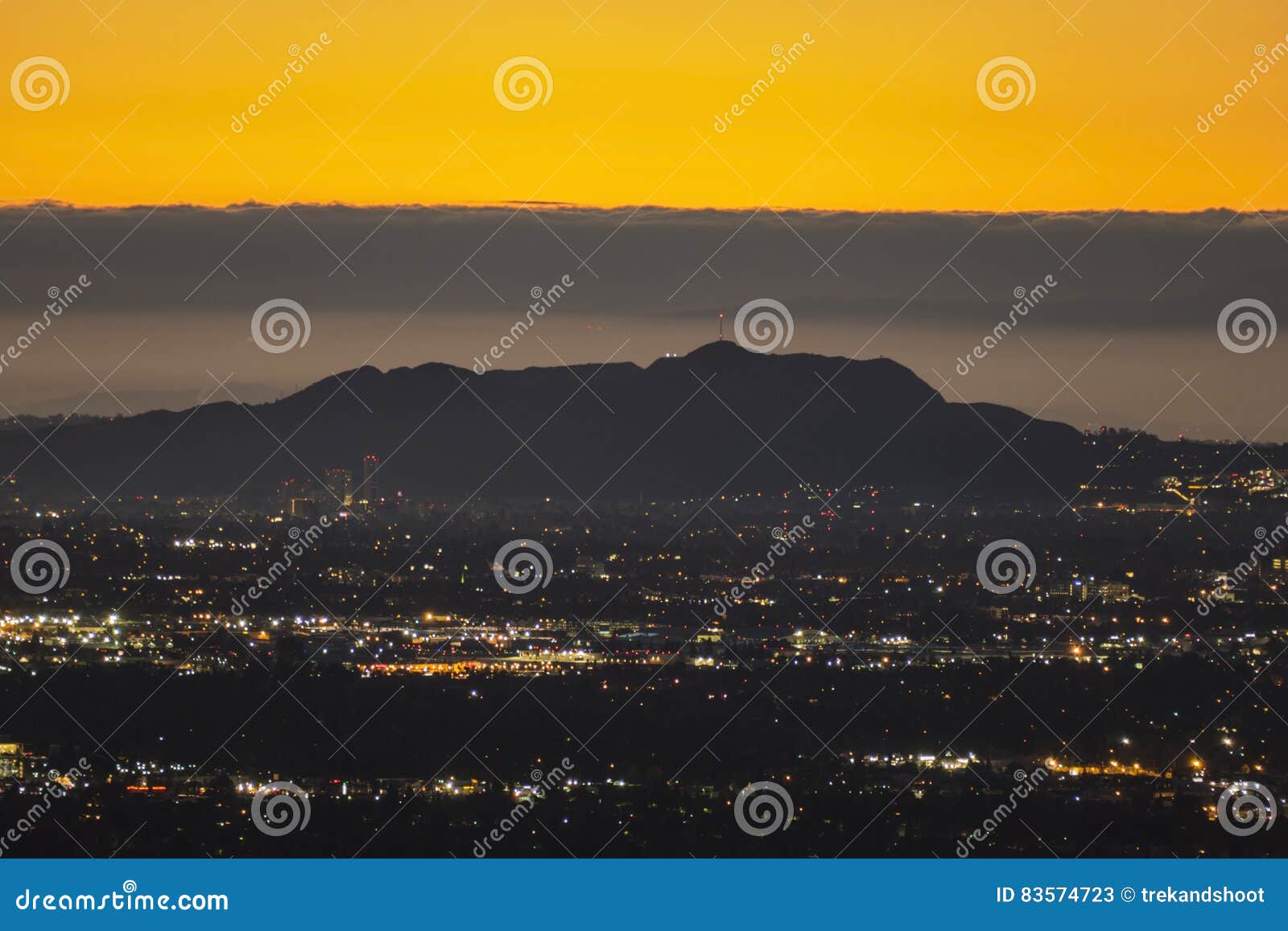 Hollywoodheuvels Predawn Los Angeles. Predawnmening naar Griffith Park en de Hollywood-Heuvels in Los Angeles, Californië
