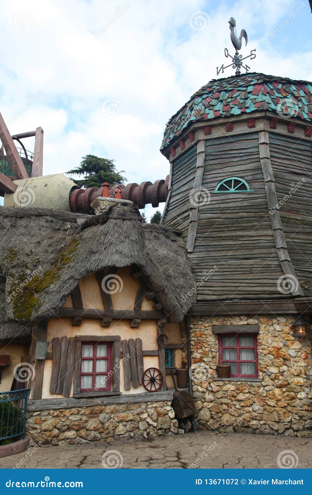 Holz- und Steinhaus stockfoto. Bild von dekor, fenster - 13671072