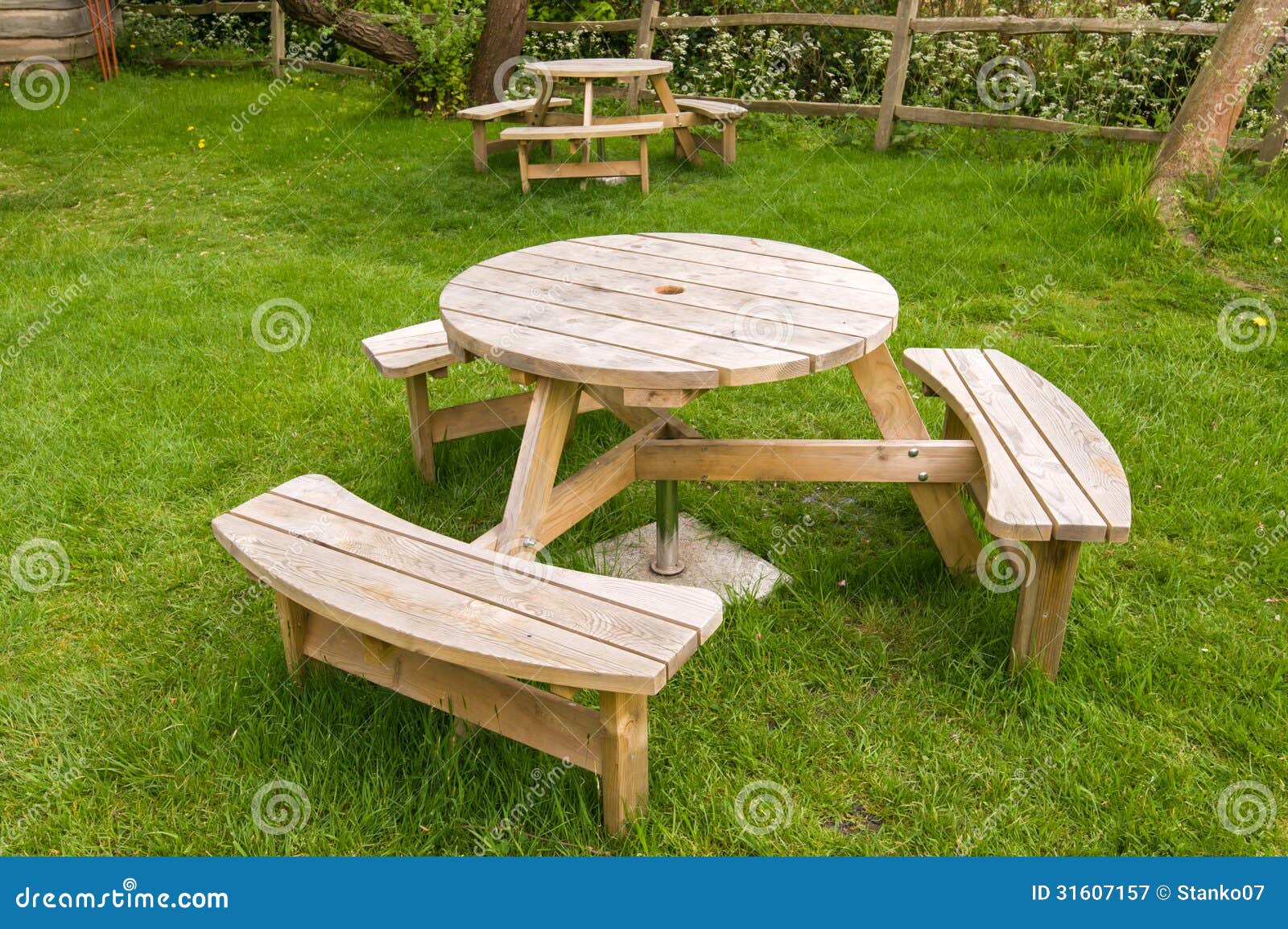 Holztisch Mit Banke Stockbild Bild Von Banke Holztisch 31607157