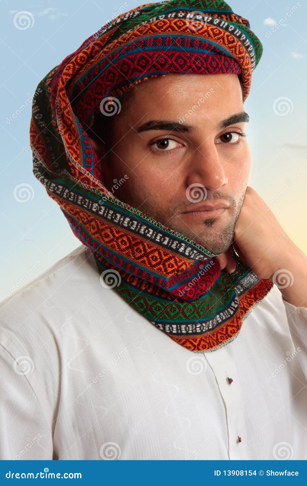 Hombre árabe En Keffiyeh Tradicional Del Turbante Foto de archivo