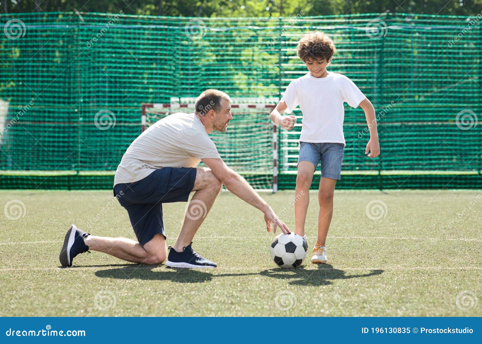 Poco Muchacho Del Fútbol De Juego. Un Niño Feliz Juega Al Fútbol