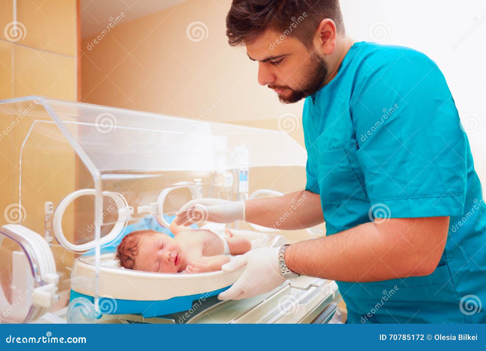 https://thumbs.dreamstime.com/z/hombre-adulto-joven-que-toma-cuidado-del-beb%C3%A9-reci%C3%A9n-nacido-en-incubadora-infantil-70785172.jpg