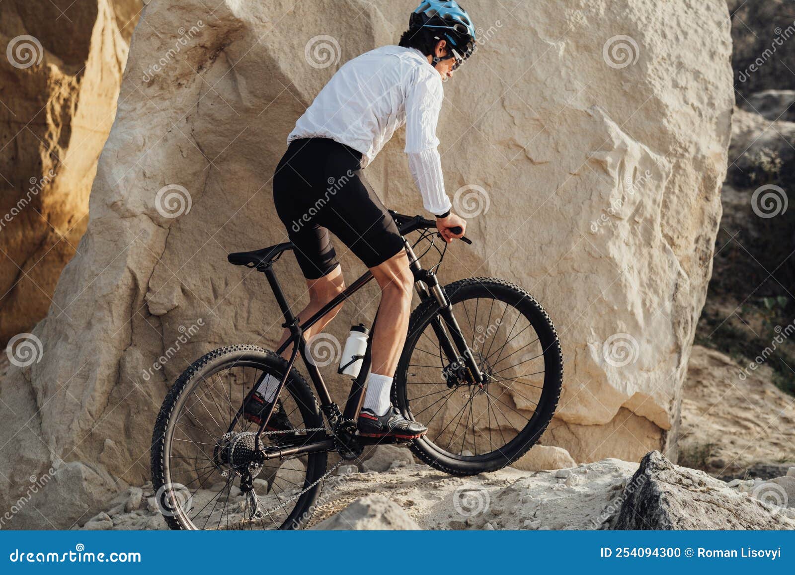Hombre Adulto Montando En Bicicleta Al Aire Libre Ciclista Profesional  Equipado En El Camino Con Piedras De Arena Gigantes Foto de archivo -  Imagen de jinete, individuo: 254094300