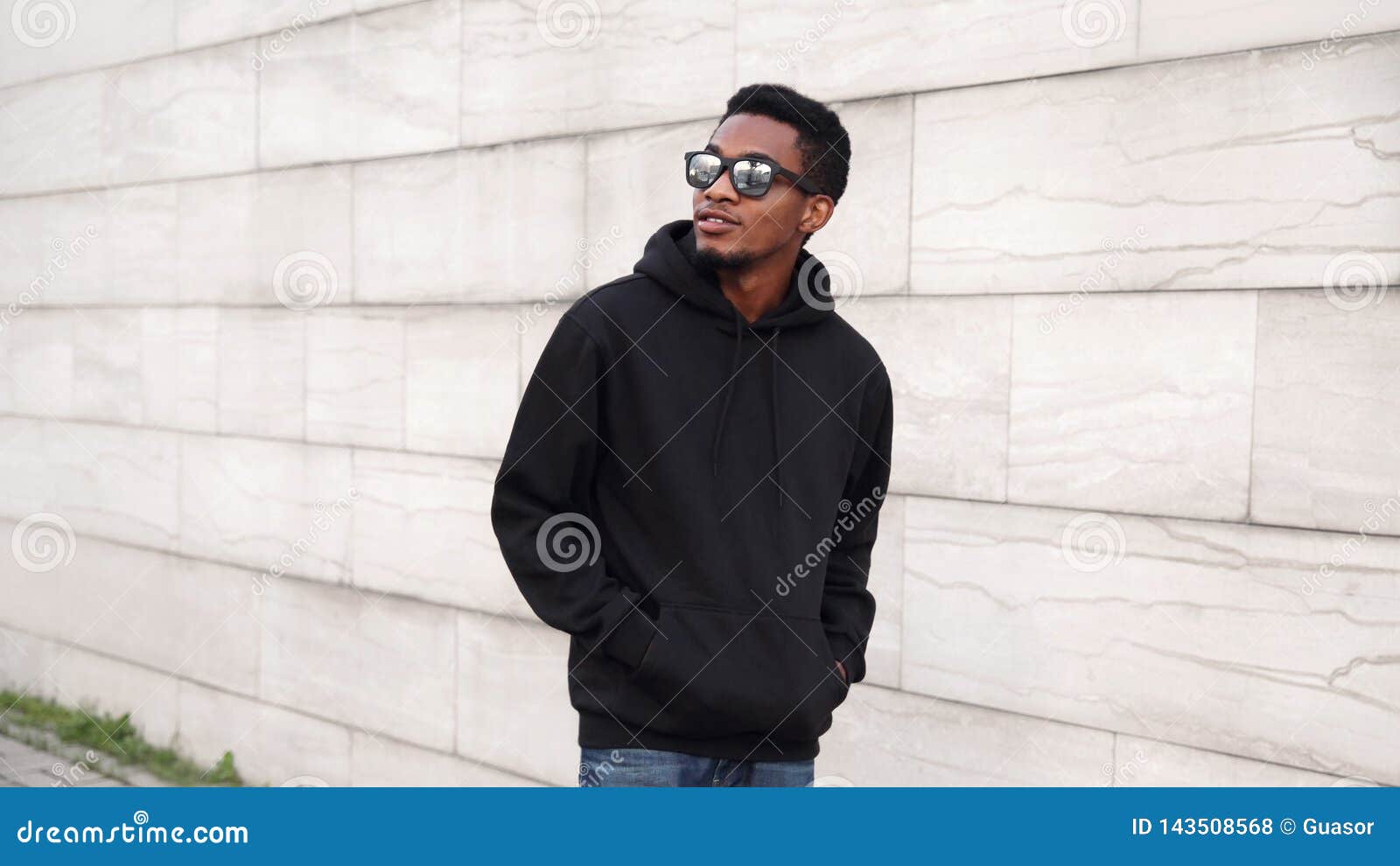 Hombre Africano Del Retrato En La Sudadera Con Capucha Negra, Gafas De Sol  Caminando En La Calle De La Ciudad Que Mira Lejos Foto de archivo - Imagen  de espacio, hombre: 143508568