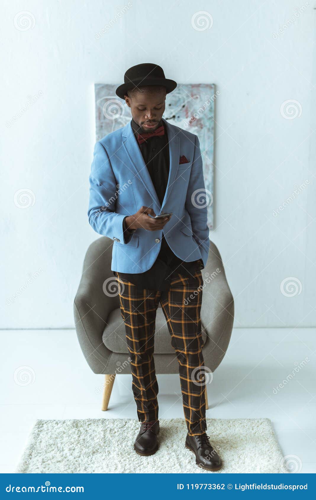 Hombre Afroamericano De Moda En Pantalones A Cuadros Y Chaqueta Azul Foto De Archivo Imagen De Azul Afroamericano 119773362