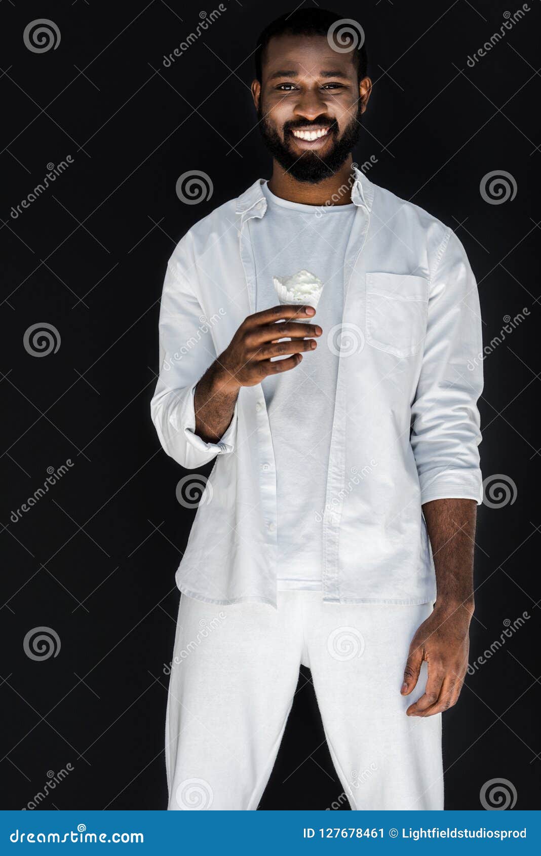 Hombre Afroamericano Elegante Hermoso En La Ropa Blanca Que Sostiene El De Helado Blanco Imagen de archivo - Imagen de manera, malsano: 127678461