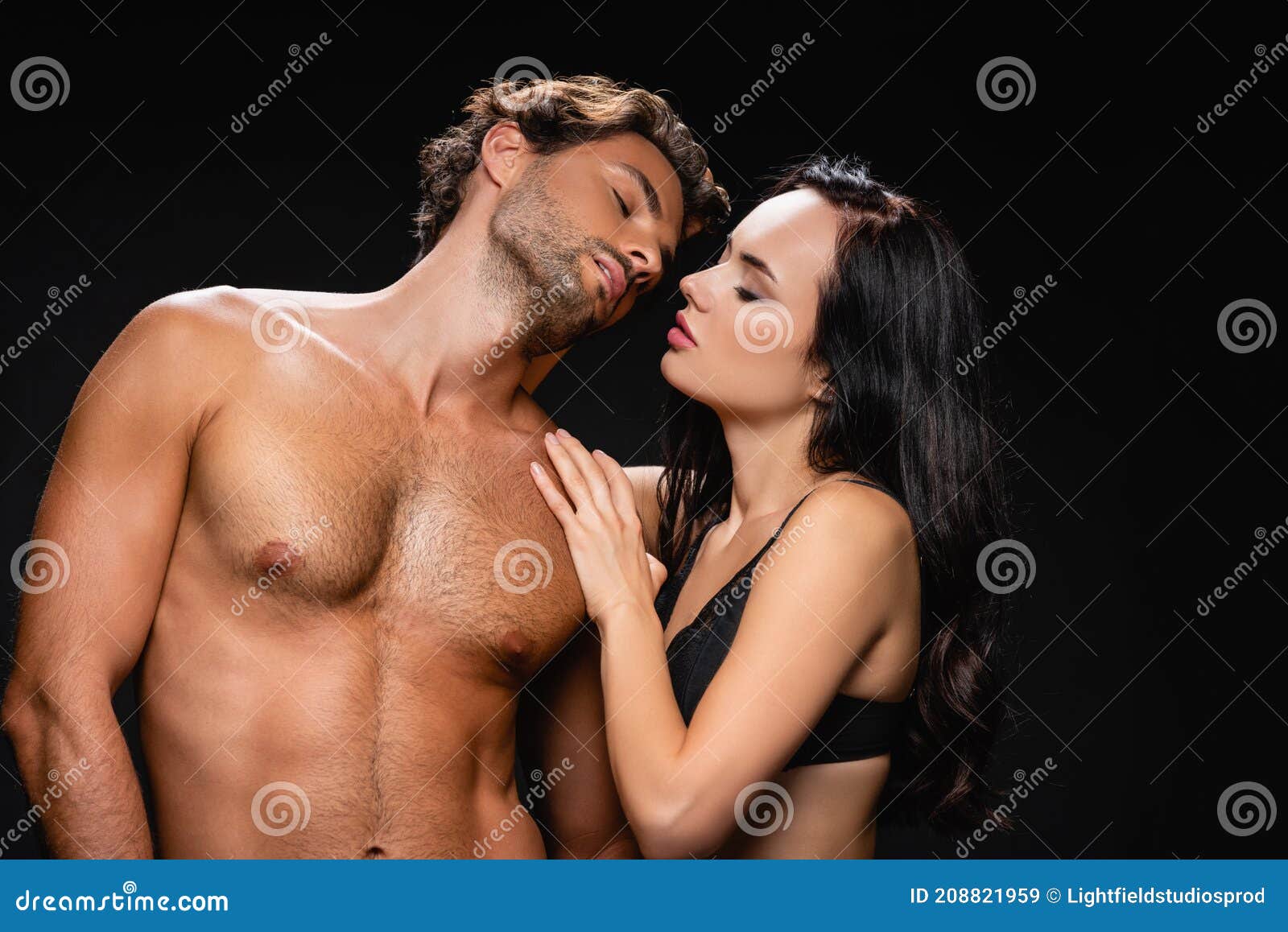 Hombre Apasionado Sin Camisa Y Mujer Sensual Imagen de archivo - Imagen de beso, 208821959