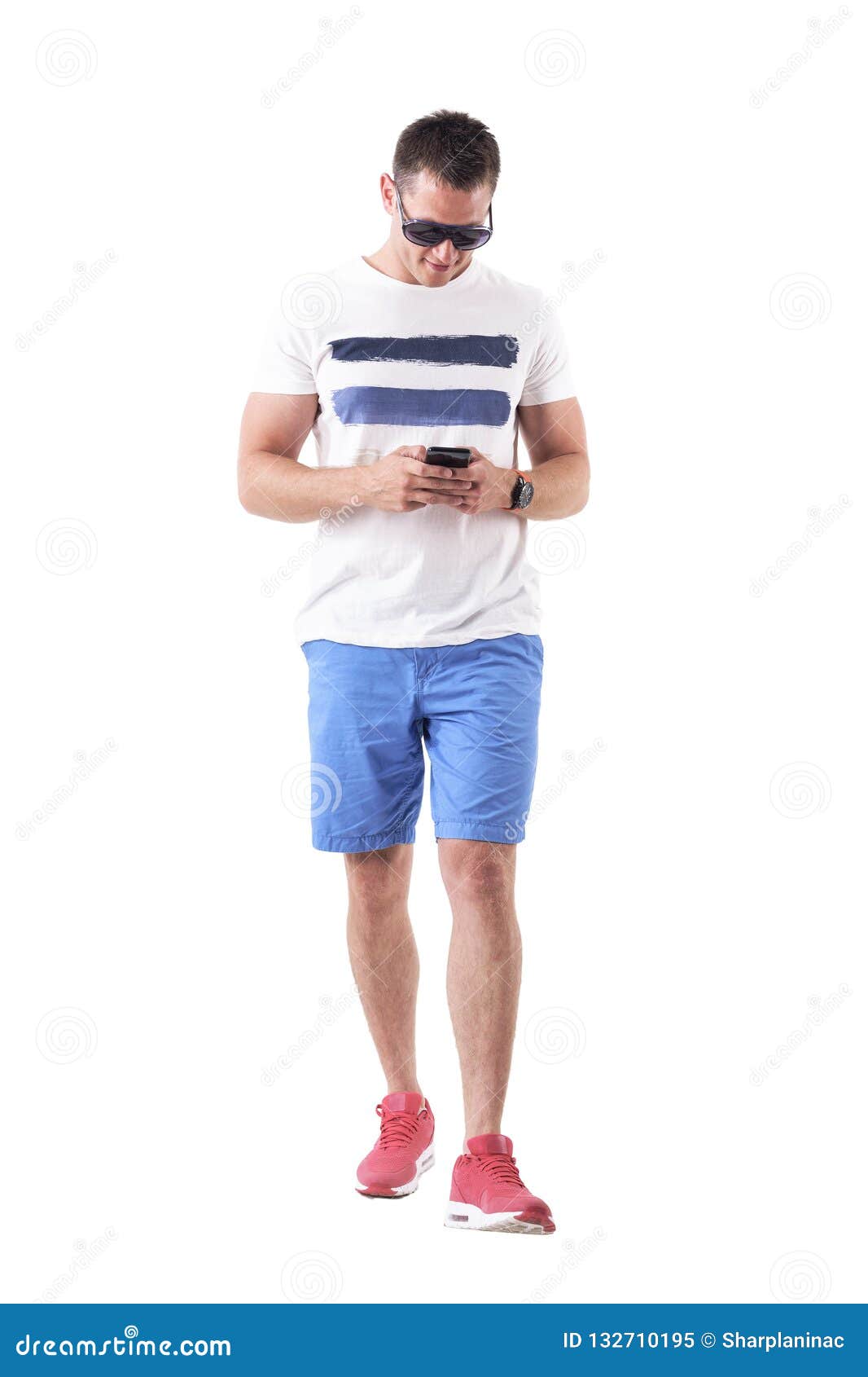 Hombre Apto Joven En Ropa Casual Del Verano Camina Y Que El Teléfono Móvil Imagen de archivo - Imagen de lifestyle, aislado: 132710195