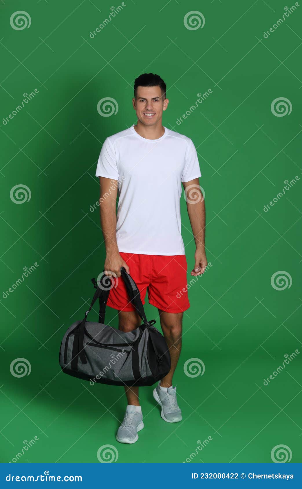 Hombre Apuesto Con Bolsa Deportiva Sobre Fondo Verde Foto de archivo -  Imagen de persona, feliz: 232000422