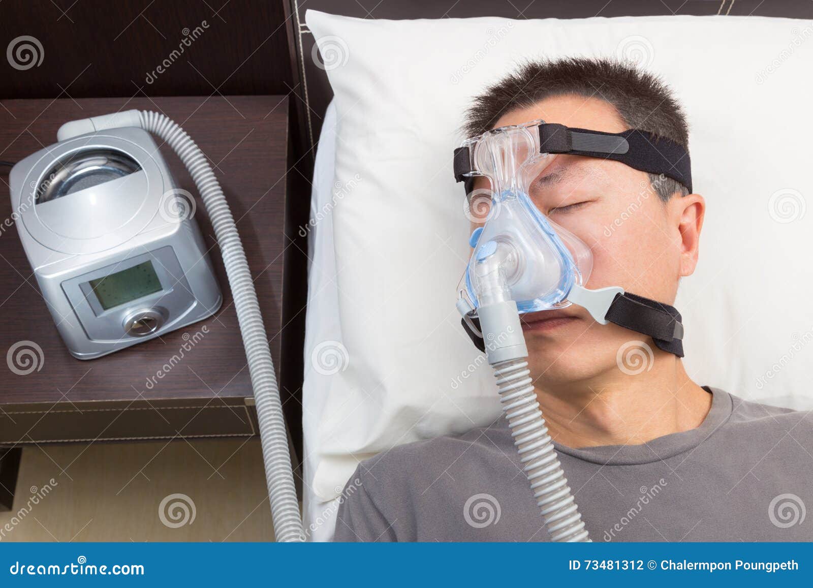 Hombre Con Apnea De Sueño Usando Una Máquina De CPAP Foto de archivo -  Imagen de lifestyle, aire: 44177652