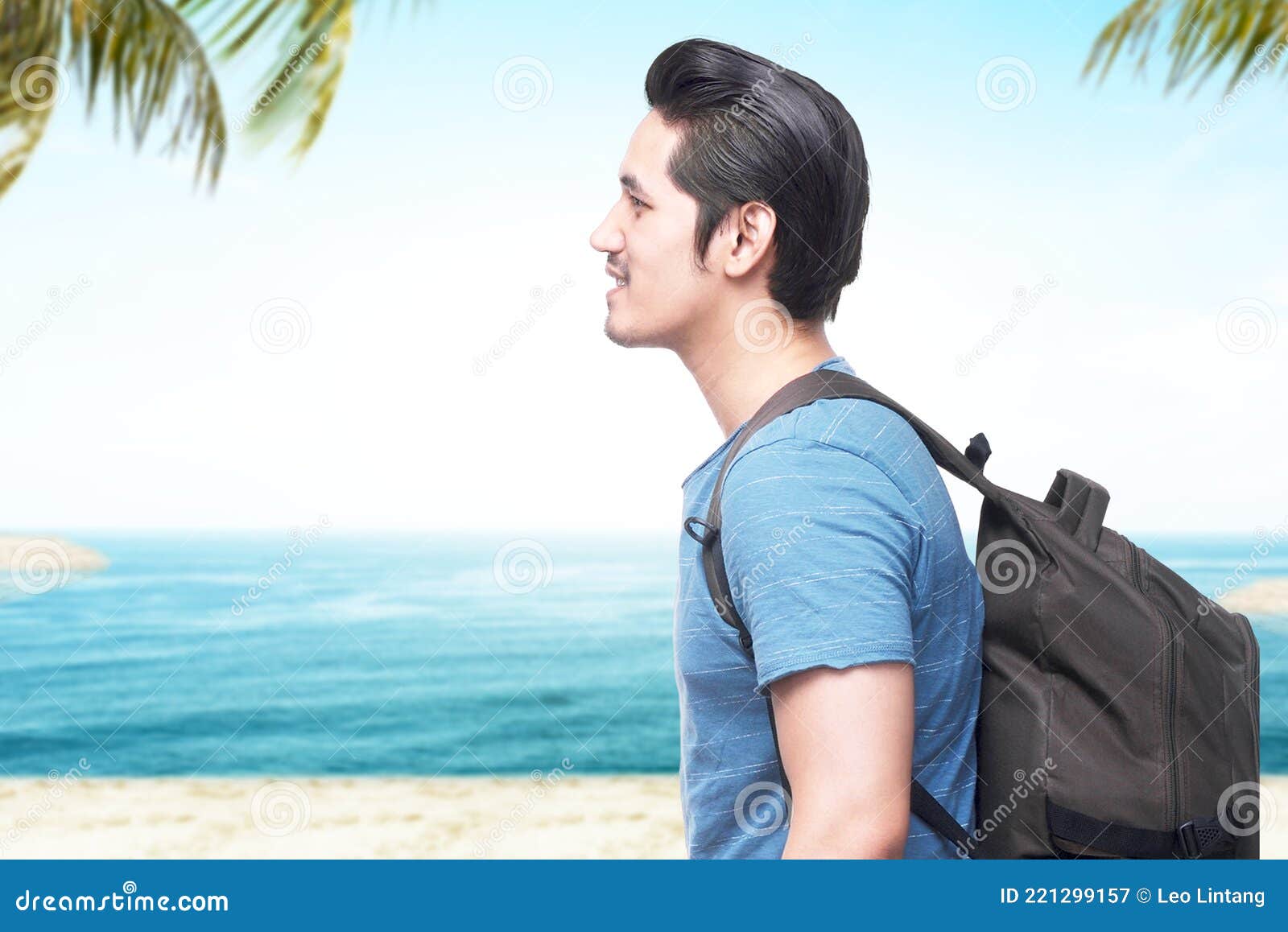Hombre Asiático Con Mochila En La Playa Imagen Imagen de aventura, hermoso: 221299157