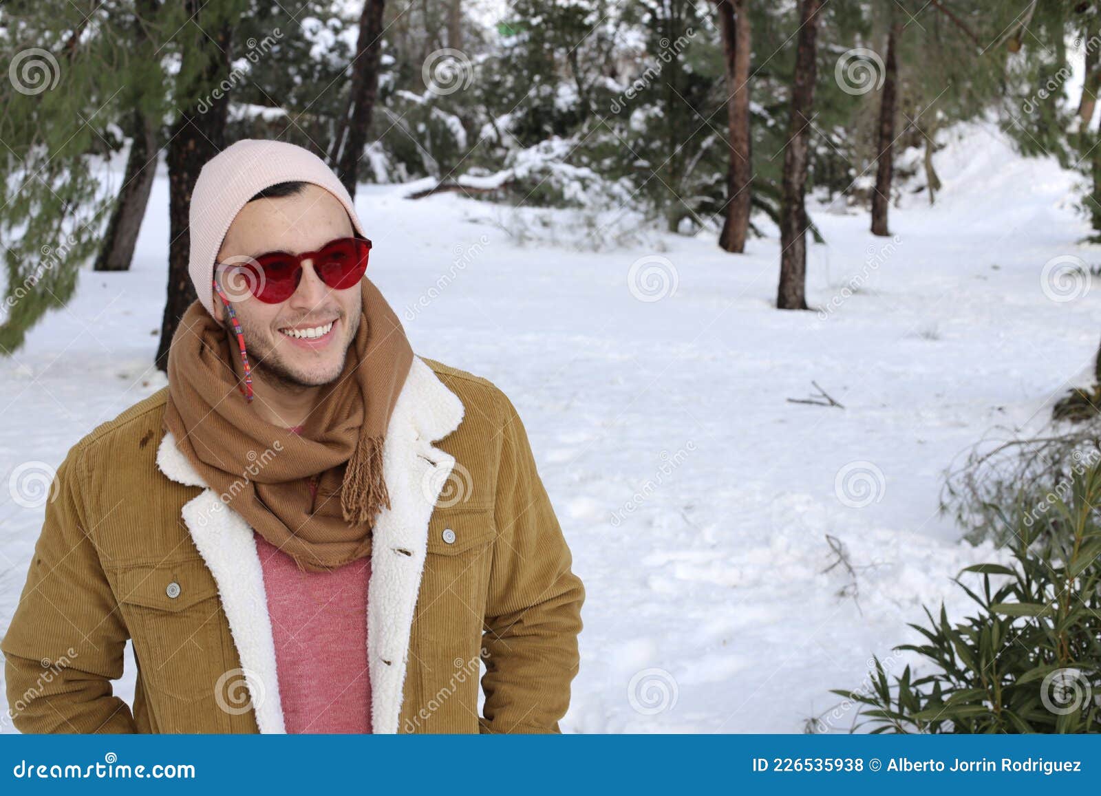 Hombre Asiático En La Nieve Con Gafas De Sol Frescas Foto de