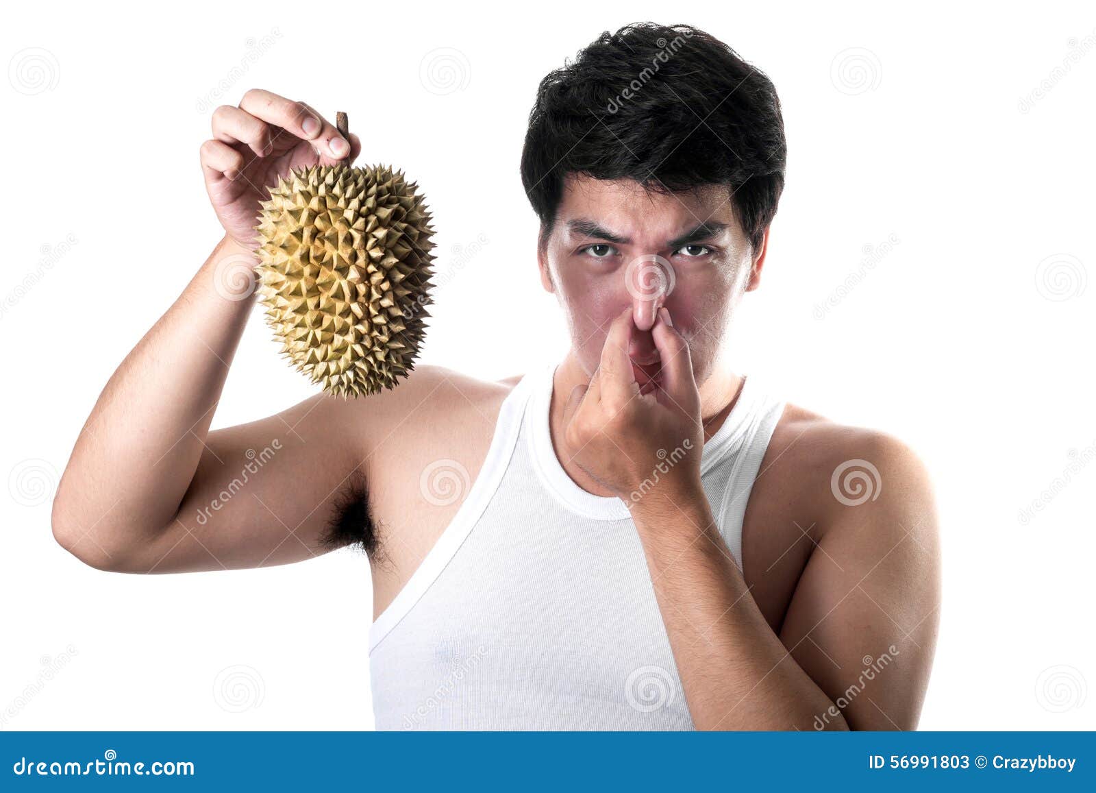 Foto del hombre asiático con el mún olor del durian en el fondo blanco