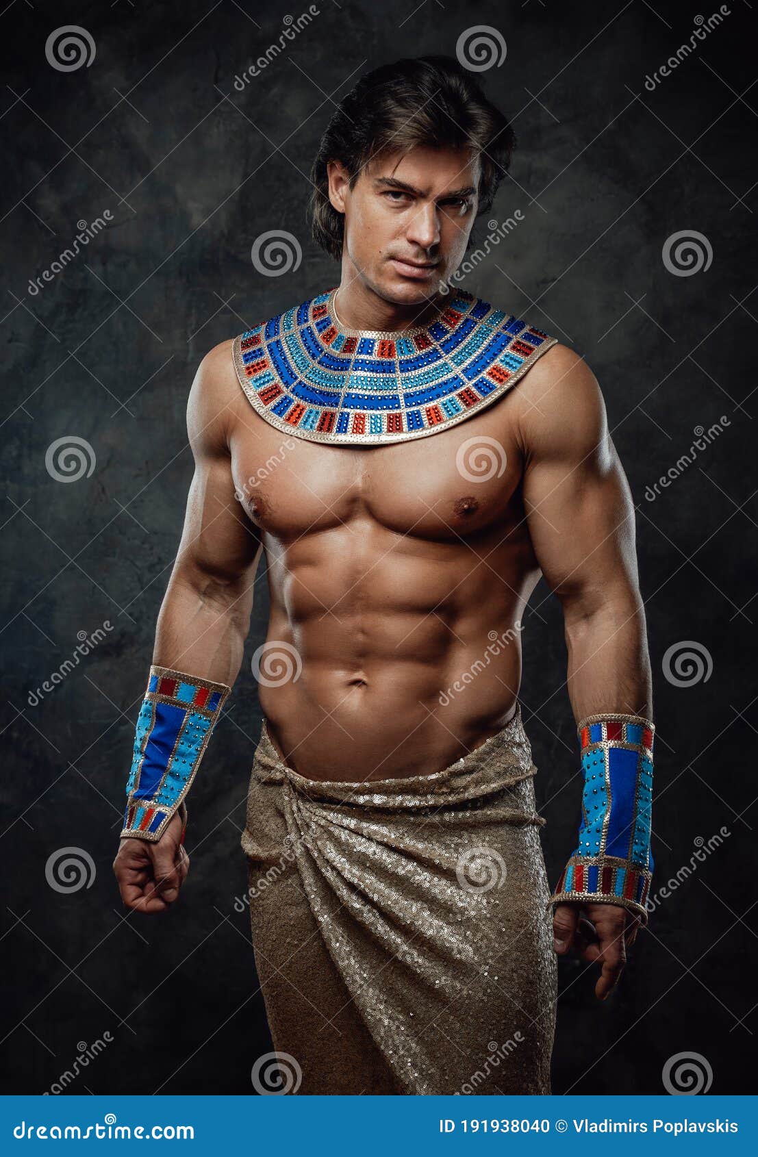 Hombre Atlético Con El Estómago Más Plano Con Disfraz Egipcio Foto de  archivo - Imagen de equipo, marido: 191938040