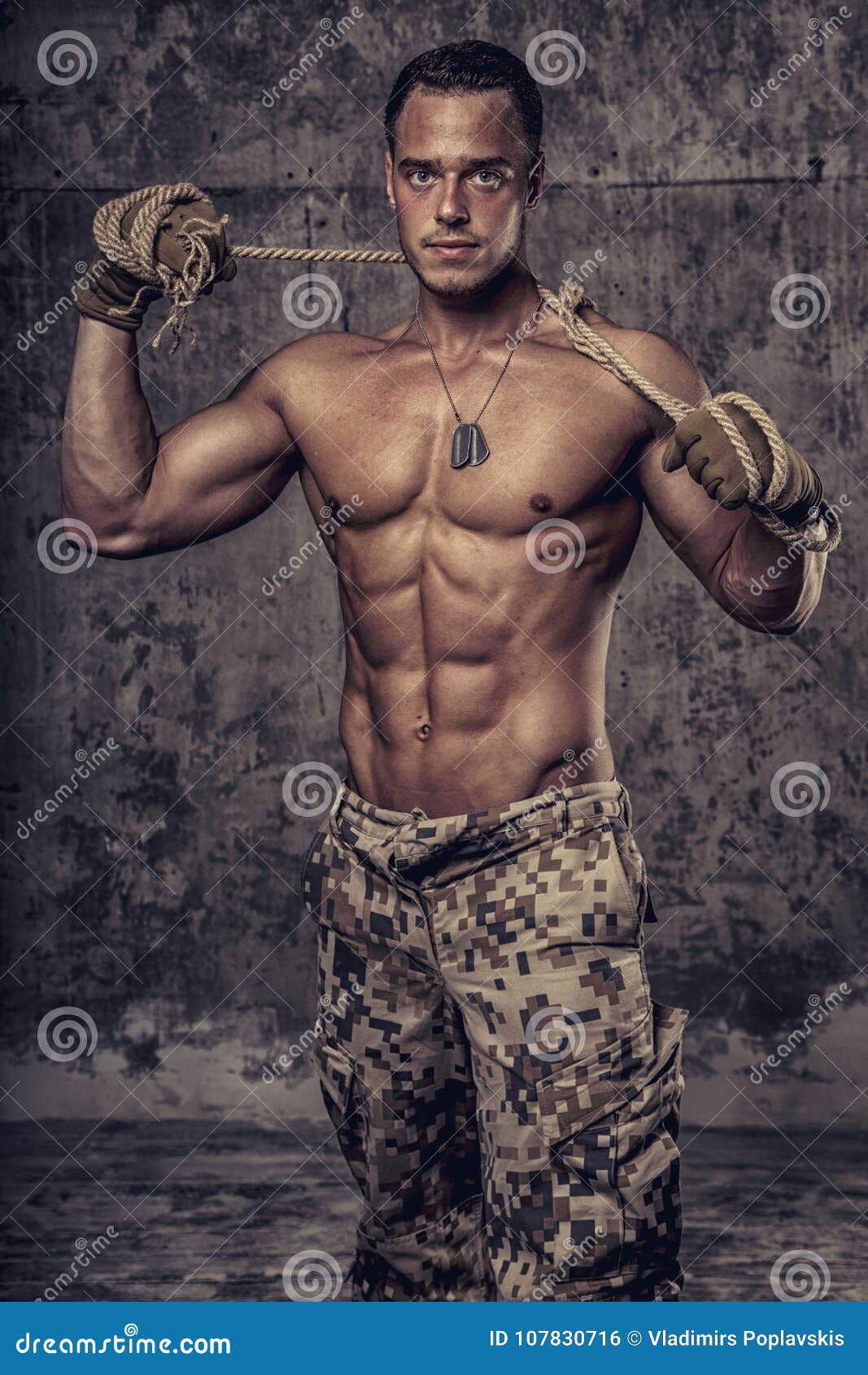 Hombre Atlético Fuerte Con El Cuerpo Desnudo En Pantalones Militares Foto  de archivo - Imagen de belleza, salud: 107830716