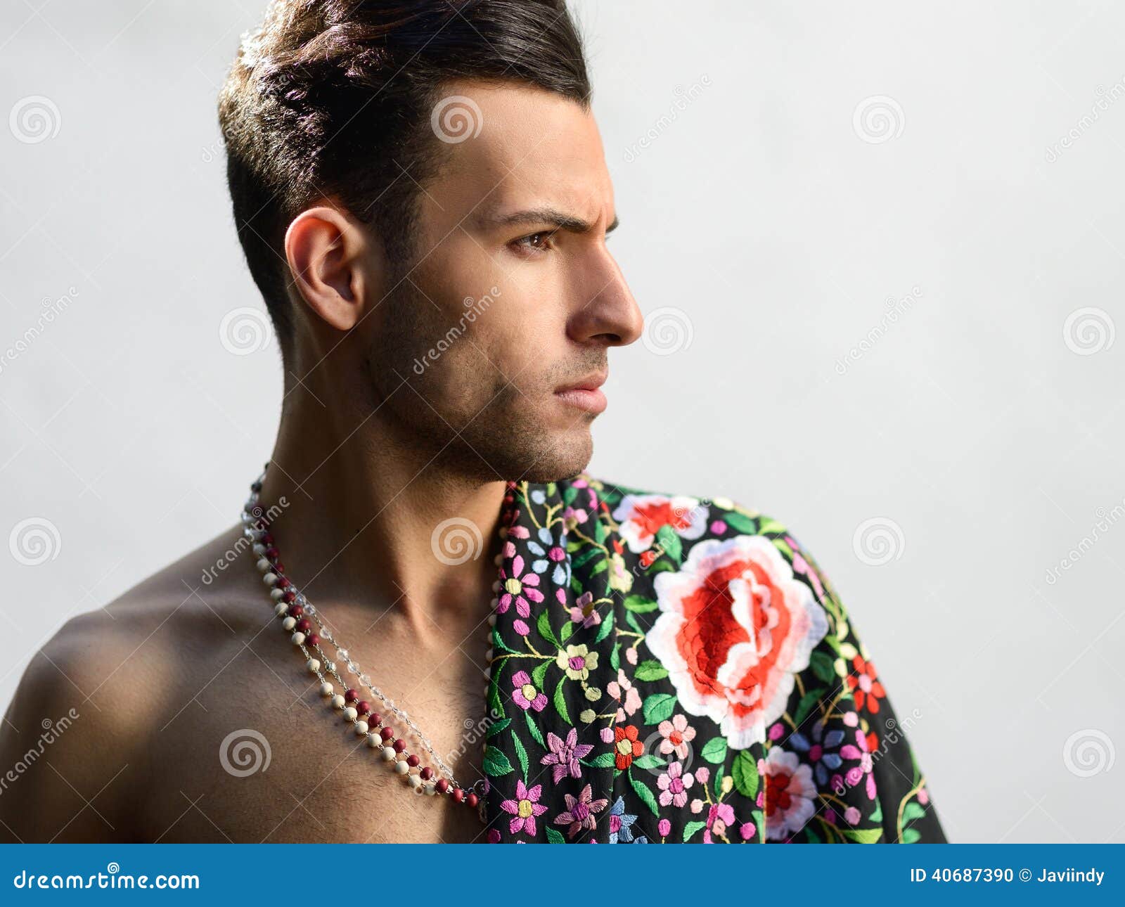 Hombre Atractivo, Modelo De La Moda, Ropa Española Que Lleva Foto de  archivo - Imagen de estilo, pantalones: 40687390