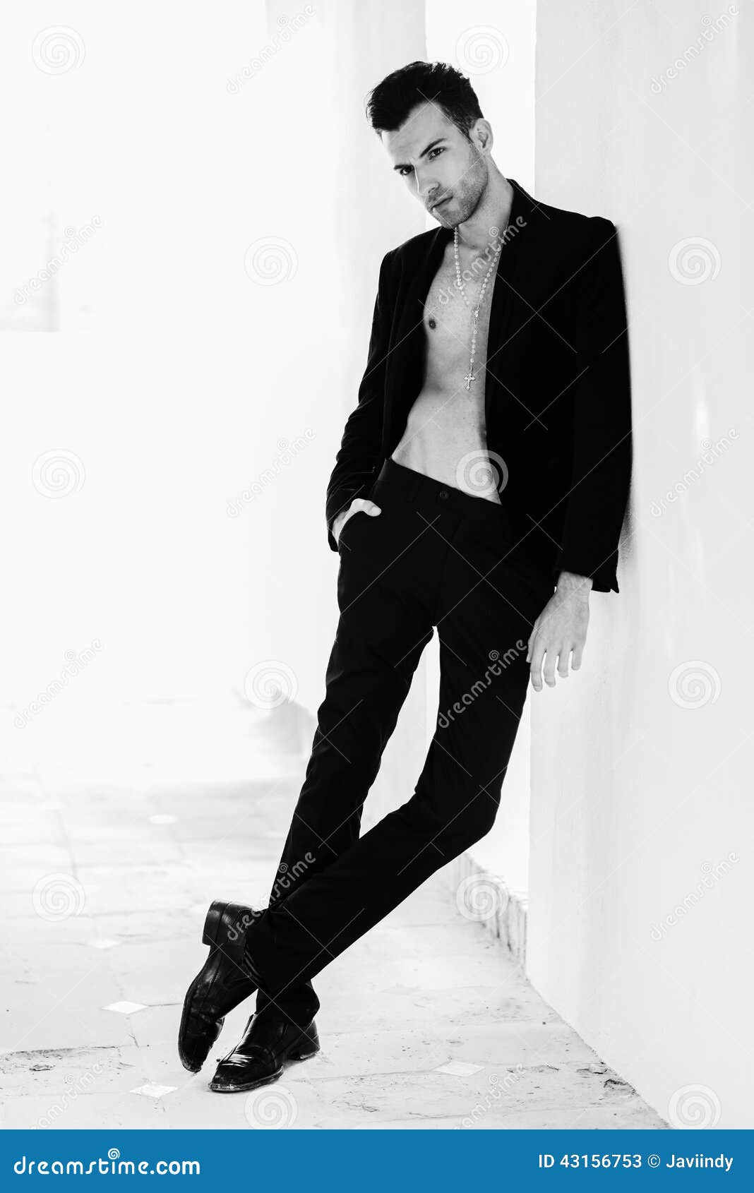 Hombre Atractivo, Modelo De La Moda, Ropa Española Que Lleva Imagen de  archivo - Imagen de mirada, individuo: 43156753