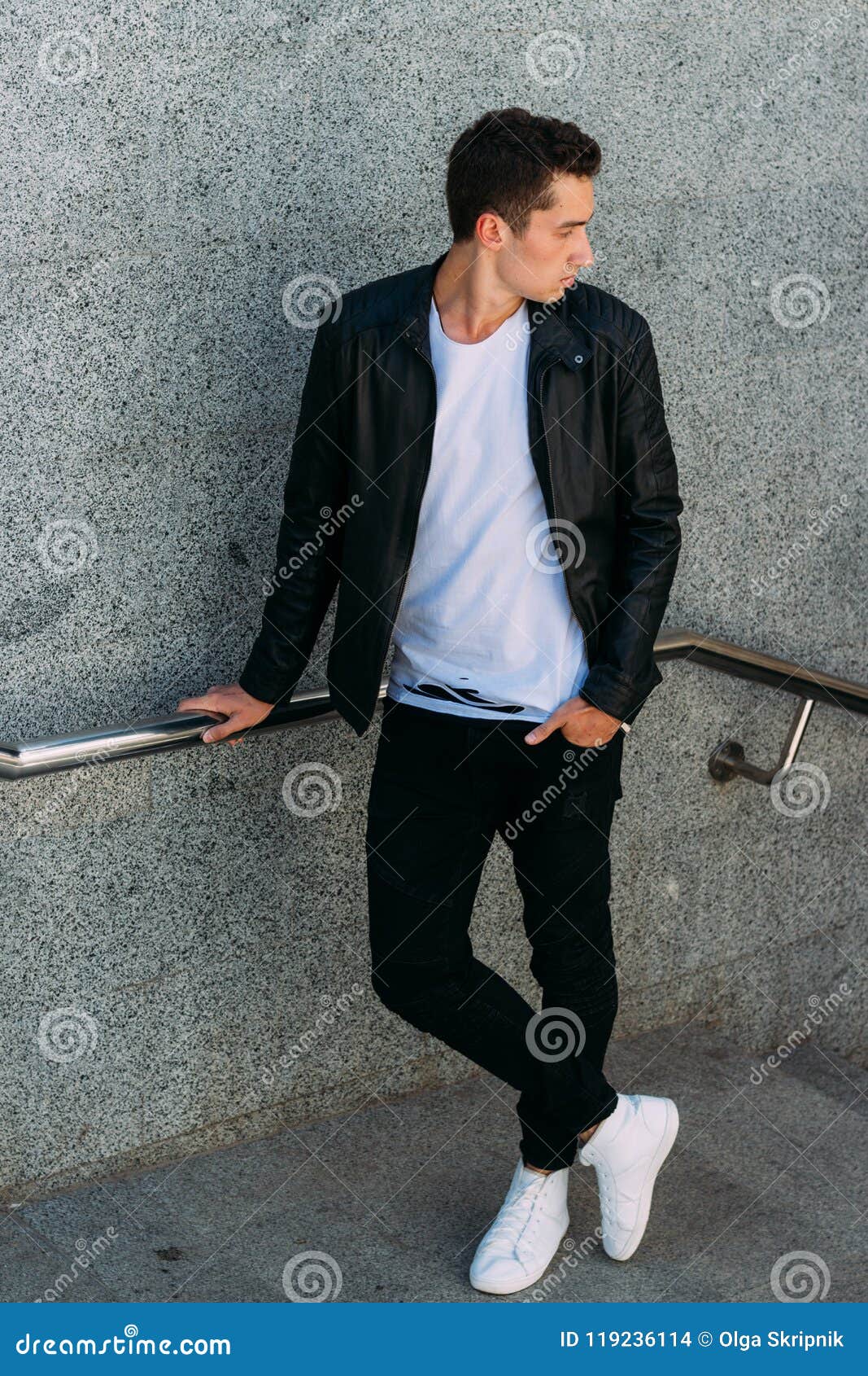 Hombre Atractivo Que Presenta Cerca De La Verja Hombre Joven En Ropa Negra Elegante Y Zapatos Blancos Que Presentan Cerca Foto de archivo - Imagen de retrato, travieso: 119236114