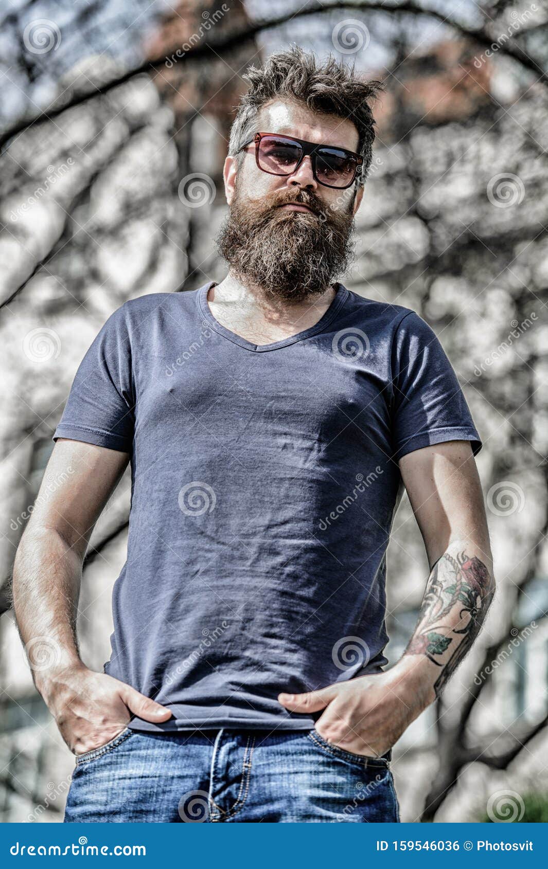 Retrato De Hombre Joven Con Barba En Gafas De Sol Una Cara Caído
