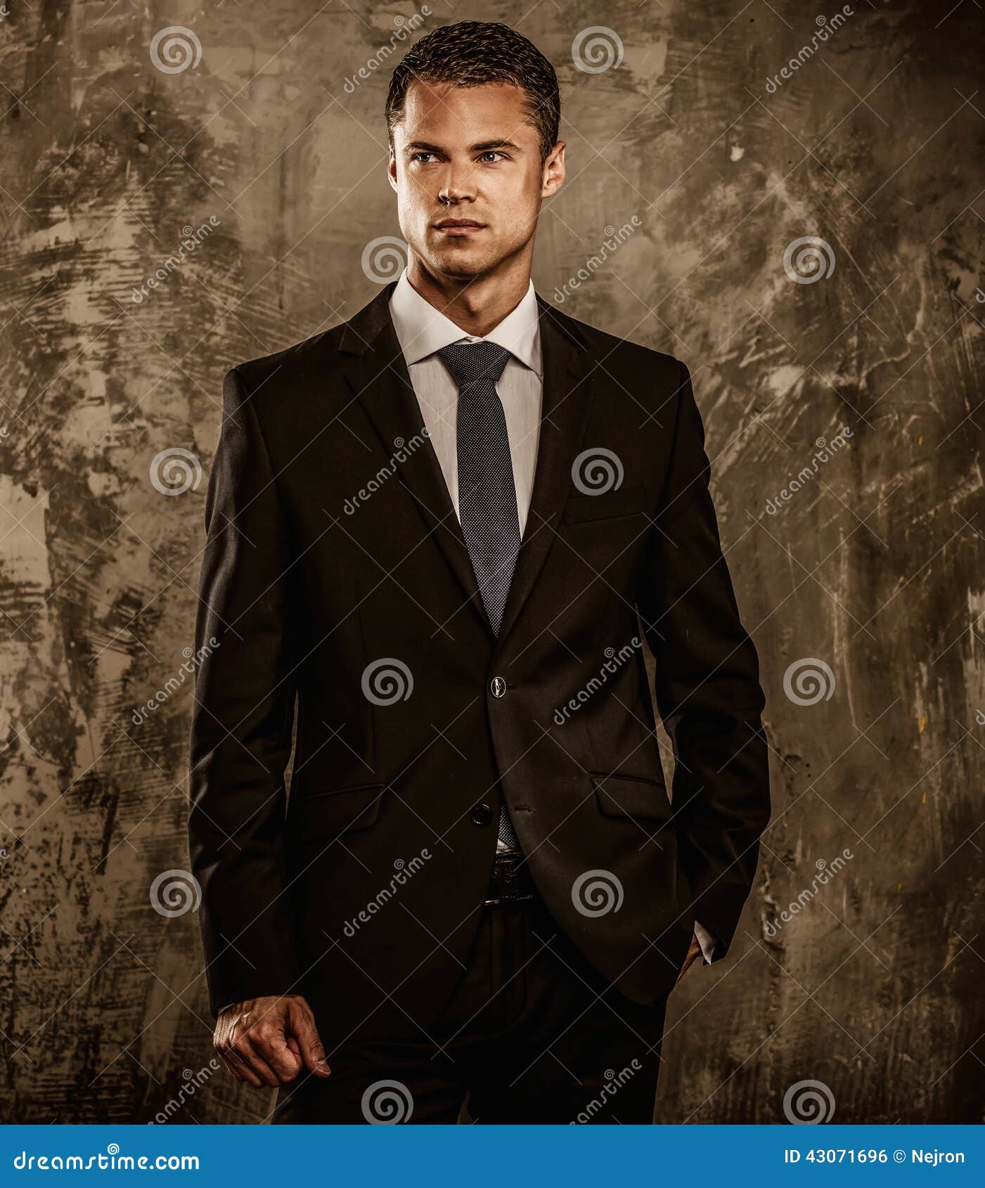 1,000 Hombre Bien Vestido En Traje Negro Fotos de stock - Fotos libres de regalías de Dreamstime 1,000 Hombre Bien Vestido En Traje Negro Fotos de stock - Fotos libres de regalías de Dreamstime