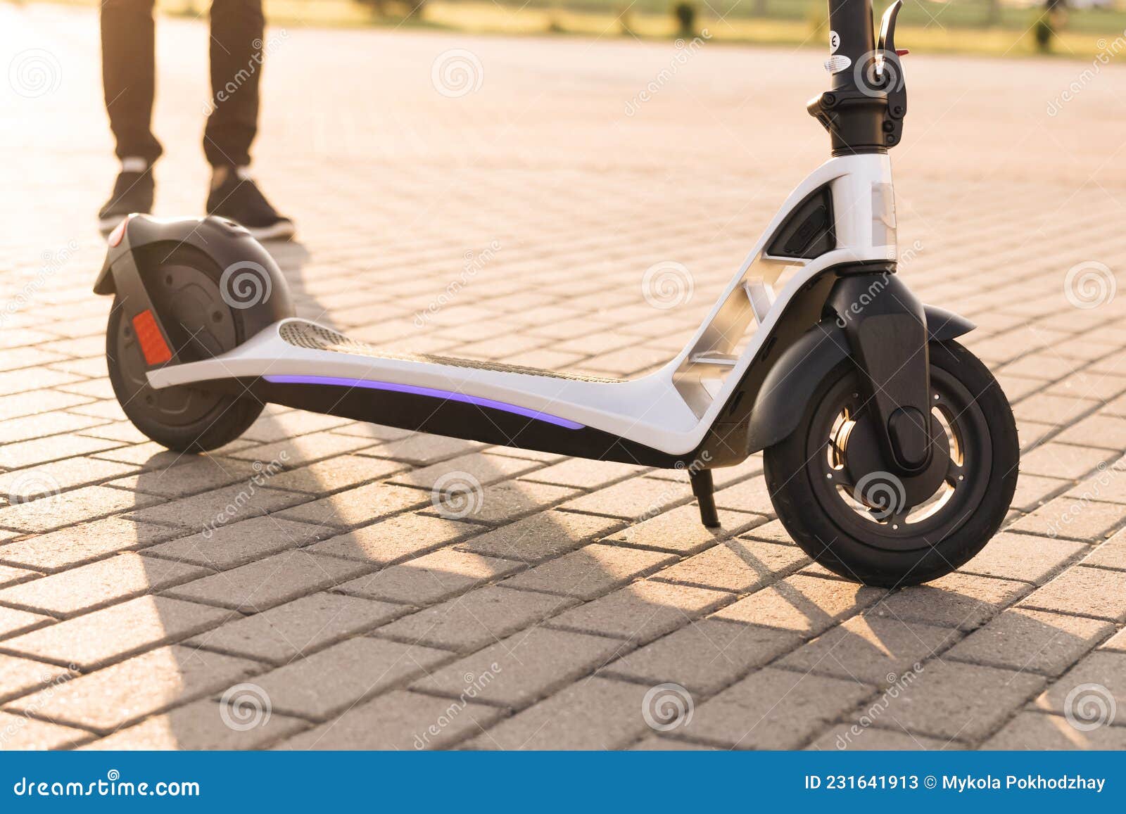 Hombre Caminando Hacia Su Escopeta. Hombre De Turismo Toma Motocicleta  Eléctrica. Hombre Adulto Montando Moto Eléctrica. Hombre Ap Imagen de  archivo - Imagen de individuo, movilidad: 231641913