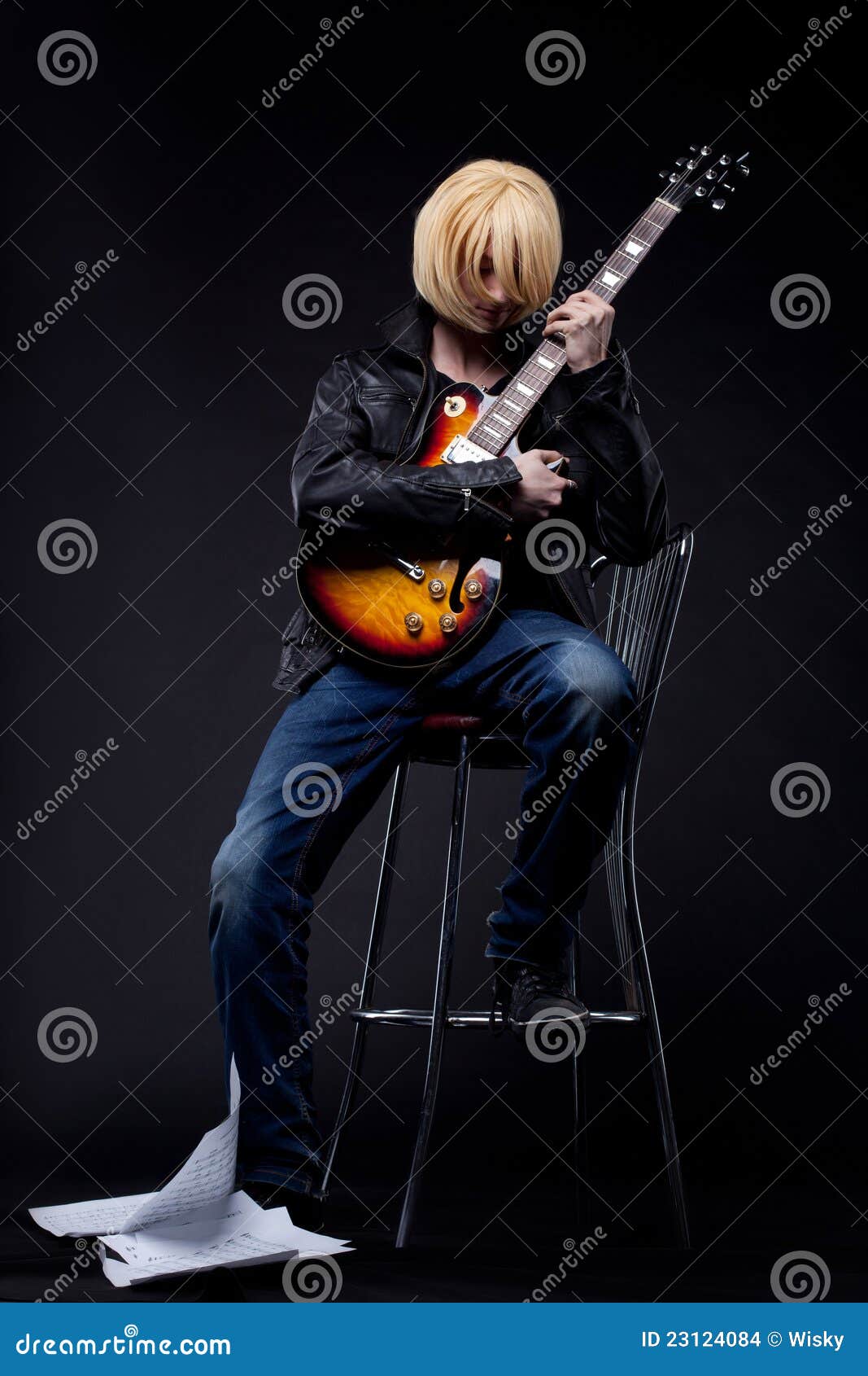 Hombre - Carácter Cosplay Del Anime Del Guitarrista Foto de archivo -  Imagen de fresco, hombre: 23124084