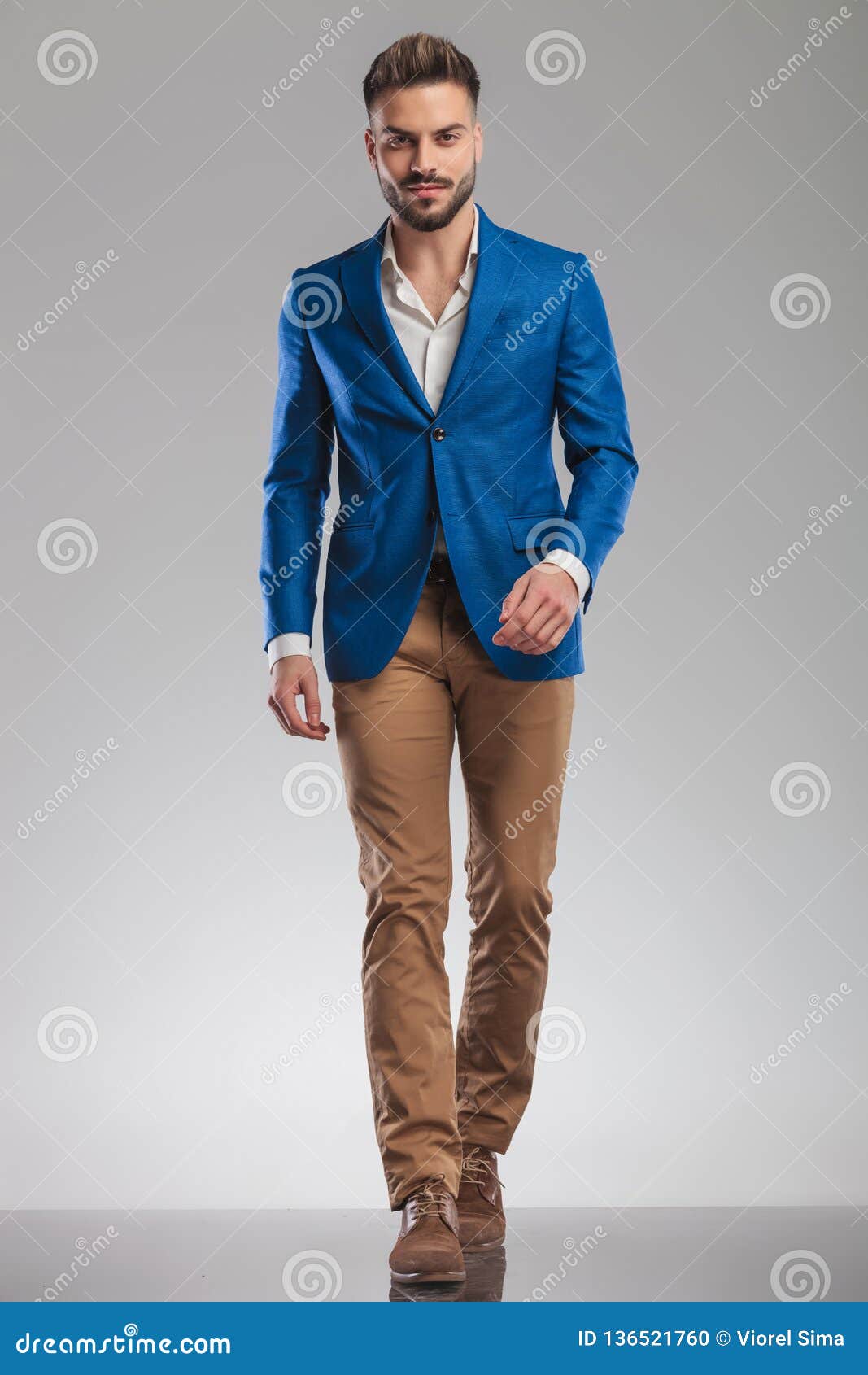 Hombre Casual Joven En Paseos Azules Traje Adelante Foto archivo - Imagen de mirada: 136521760