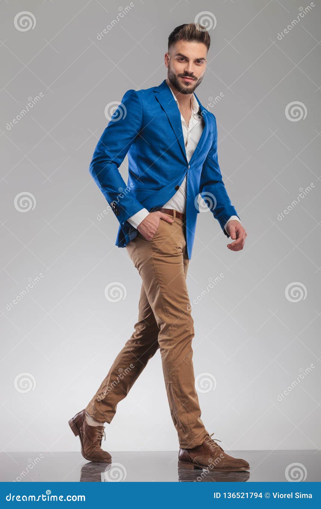 Hombre Casual Elegante Relajado En Traje Azul Que Camina Para Echar a Lado de archivo - Imagen de longitud, gente: 136521794
