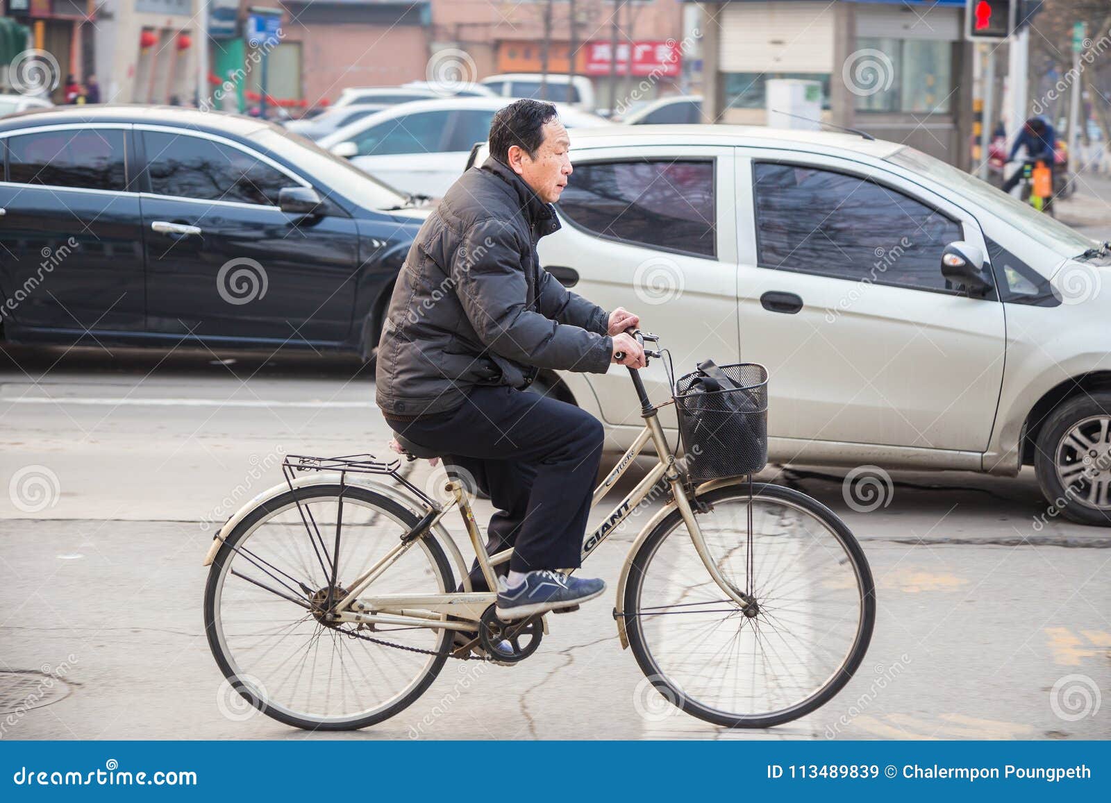 Hombre Chino Que Monta Su Bicicleta En Una Calle Muy Transitada Xian, China Imagen de archivo editorial - Imagen xian, 113489839