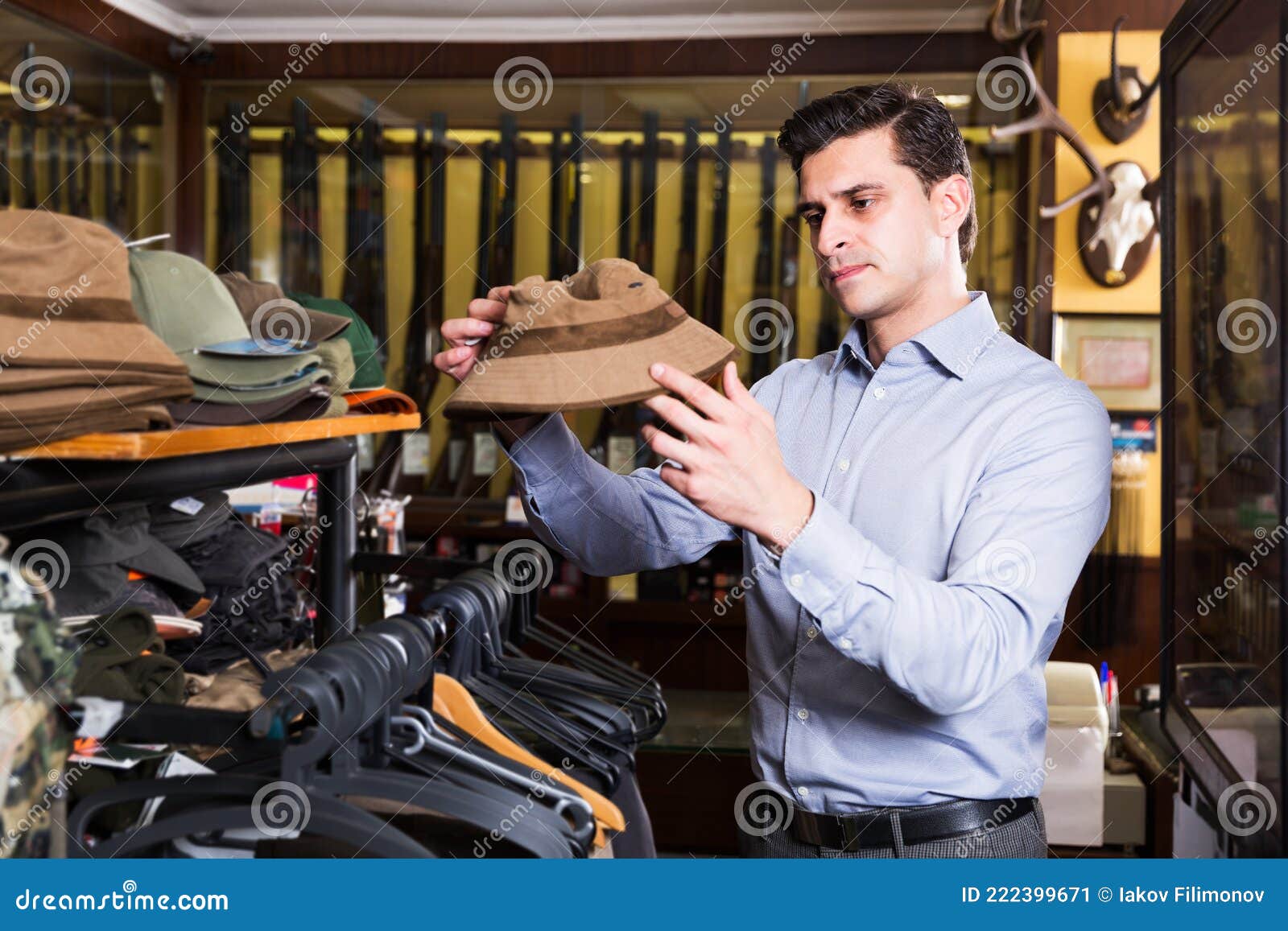 Hombre Comprando Ropa De Caza Imagen de archivo - Imagen de compra, ropas:  222399671