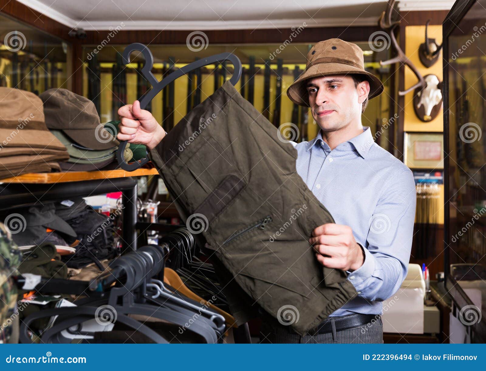 Hombre Comprando Ropa De Caza Foto de archivo - Imagen de caza, estante:  222396494