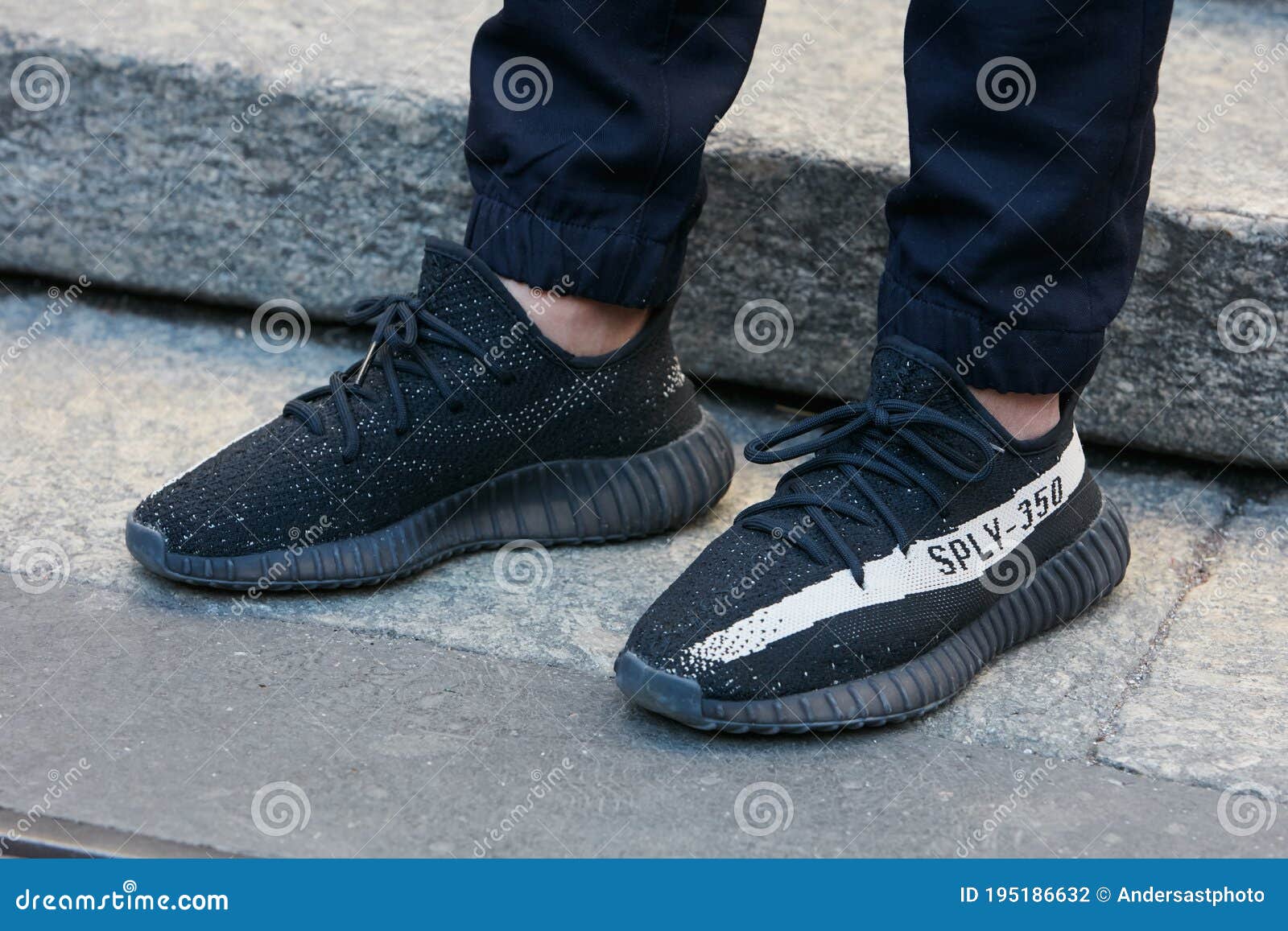 Hombre Con Adidas Yeezy Empuje 350 Zapatos Antes De La Calle Milan De La Semana De La Moda Salvatore Ferragamo Fotografía editorial - Imagen de calle, manera: