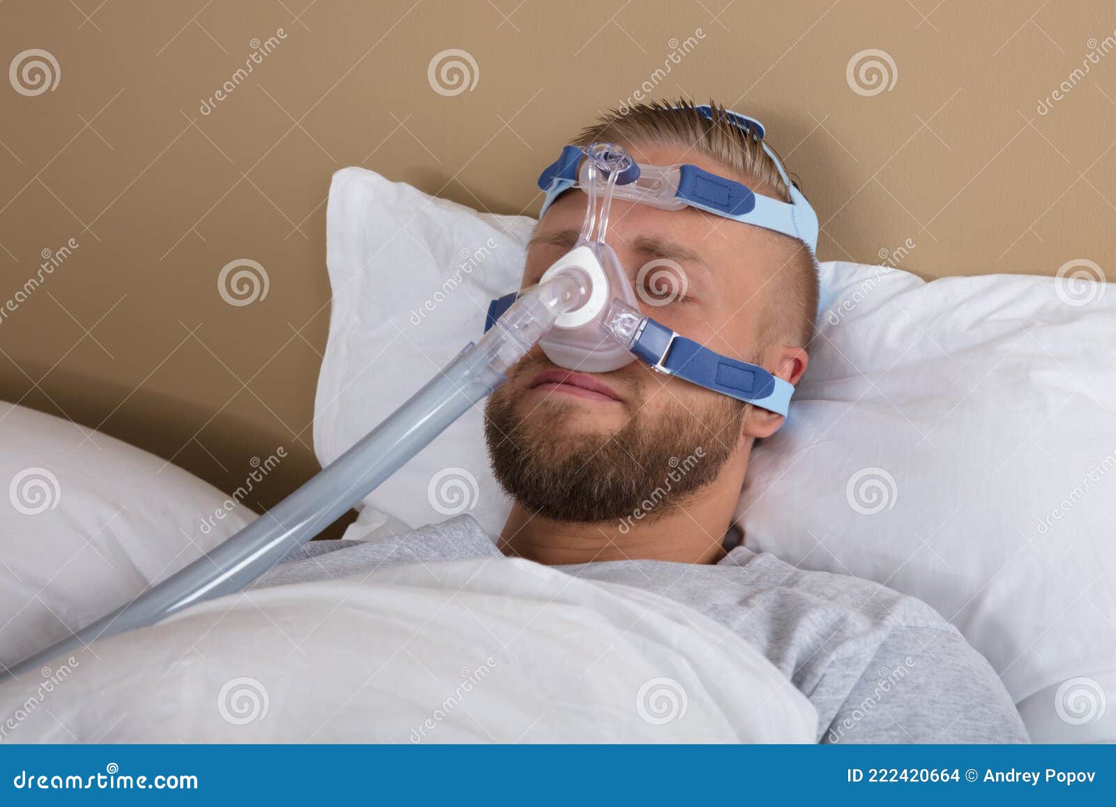 Hombre Con Apnea De Sueño Usando Una Máquina De CPAP Imagen de archivo -  Imagen de tubo, desorden: 18586449