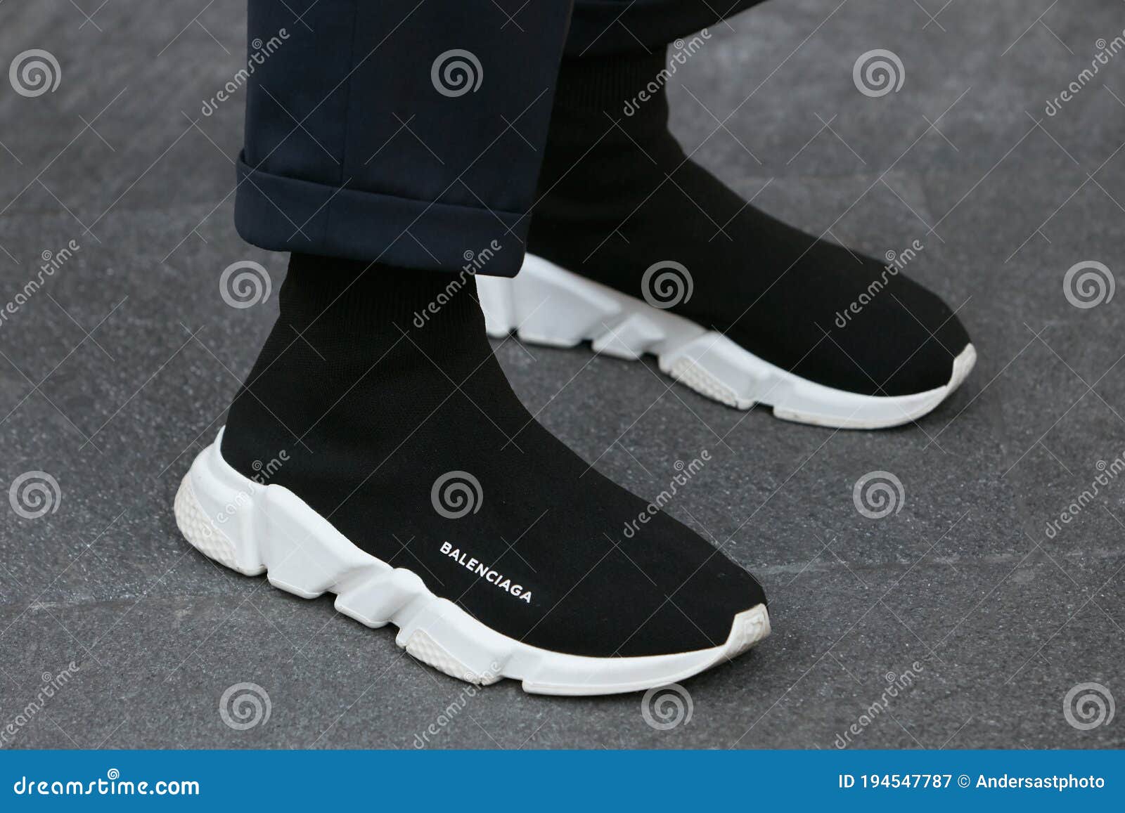 Hombre Con Balenciaga Zapatos Negros Y Blancos Antes De Armani Show De Moda Milan Semana Estilo Fotografía - Imagen de gente, blanco: 194547787