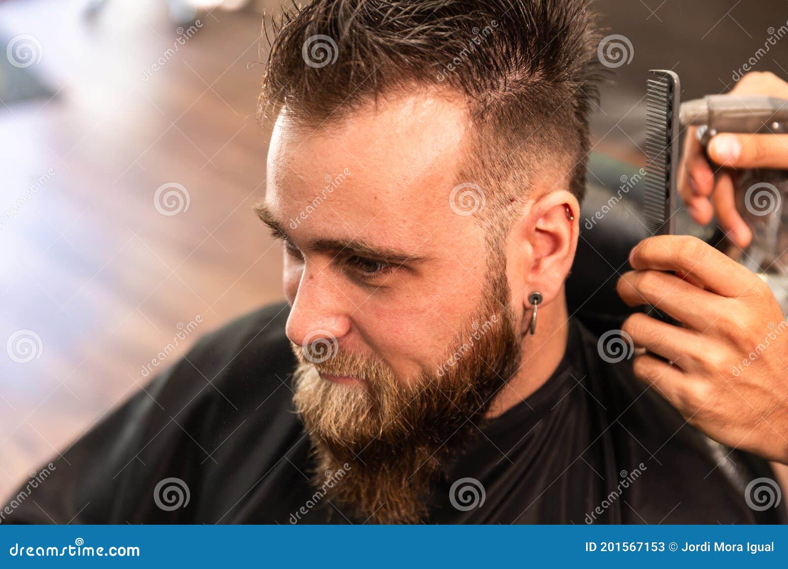 Hombre Con Barba Es Peinado En Barbería Y Rociado Con Dispensador De Agua  Imagen de archivo - Imagen de equipo, barbudo: 201567153
