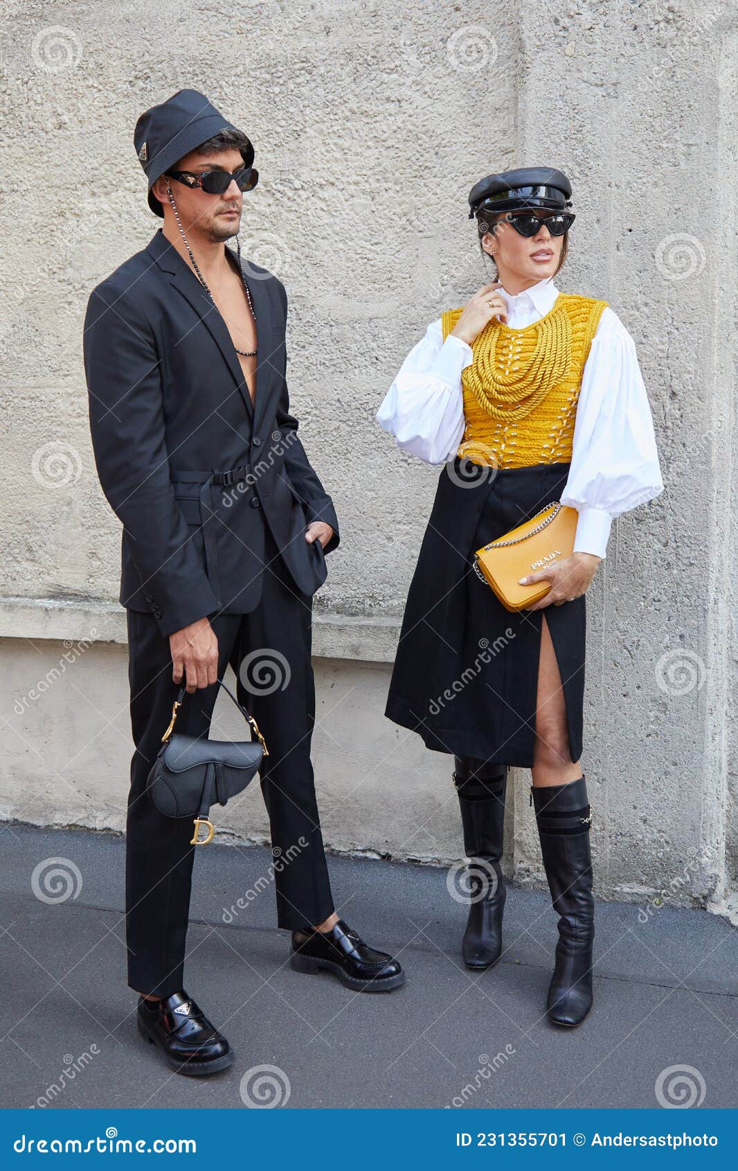 Hombre Con Bolsa De Cuero Negro Y Mujer Con Bolsa De Prada Amarilla Antes Del Desfile De Moda De Prada Foto editorial - Imagen de cuero, mujer: 231355701 Hombre Con Bolsa De Cuero Negro Y Mujer Con Bolsa De Prada Amarilla Antes Del Desfile De Moda De Prada Foto editorial - Imagen de cuero, mujer: 231355701