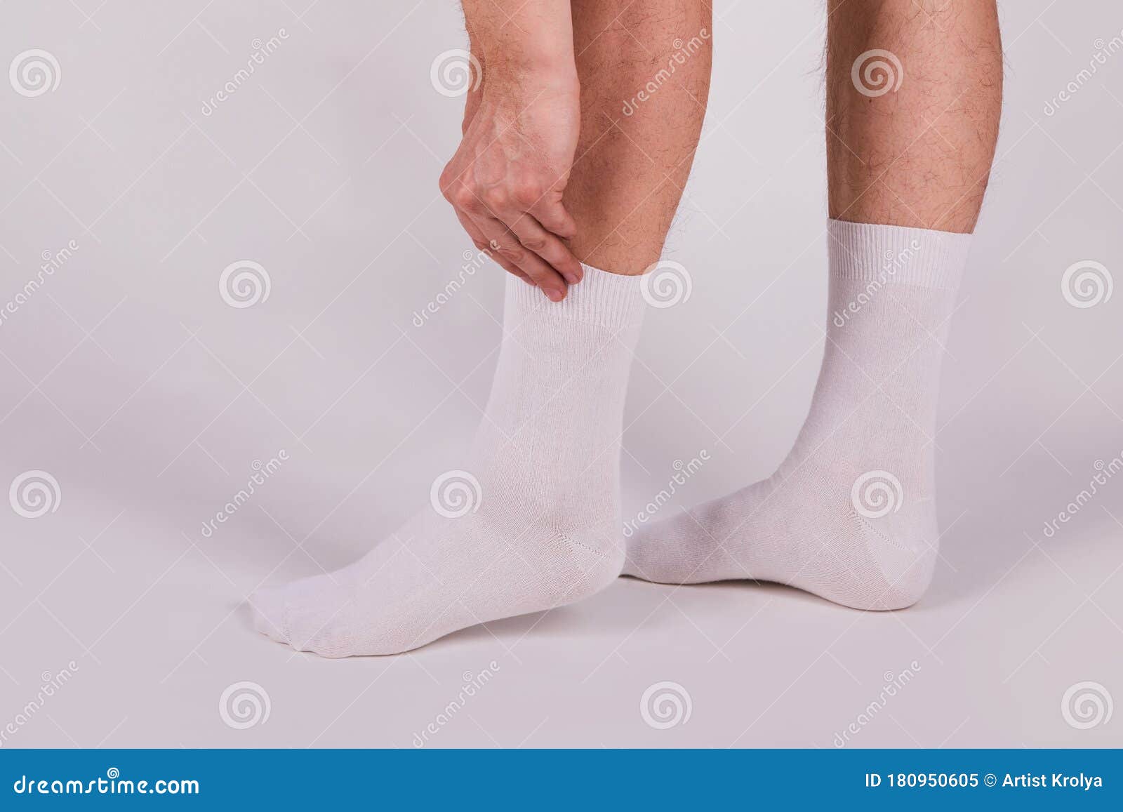 Hombre Con Calcetines Blancos De Algodón Nuevos En Un Fondo Blanco. Imagen  de archivo - Imagen de detallado, zapato: 180950605