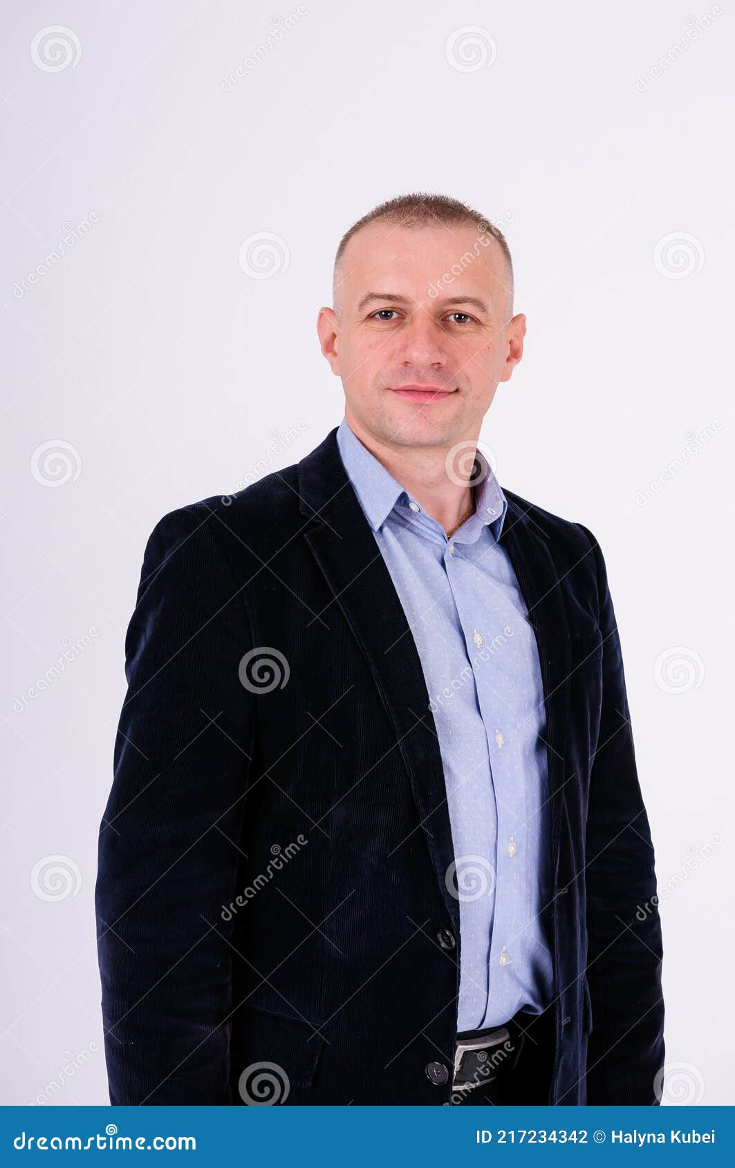 Hombre Con Camisa Pantalón Negro Y Chaqueta Azul Sobre Fondo Blanco Foto de archivo - Imagen de ocasional, pantalones: 217234342