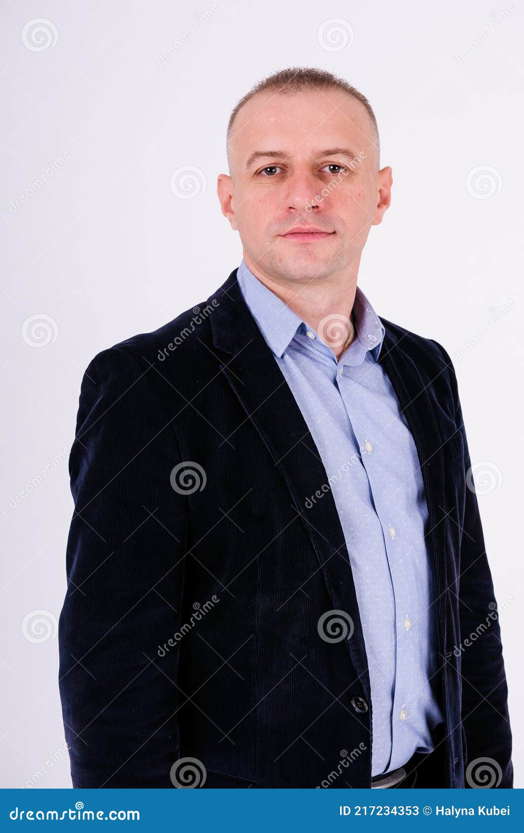 Hombre Con Camisa Azul Pantalón Y Chaqueta Azul Sobre Blanco Imagen de archivo - Imagen de empresario, persona: 217234353