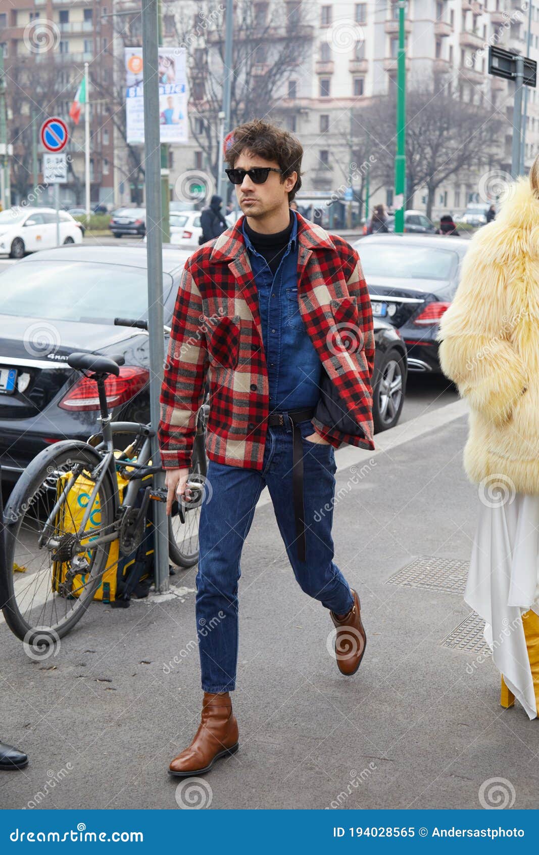 Simpático pasos Diversidad Hombre Con Camisa Beige Y Negro a Cuadros Y Camiseta De Denim Azul Antes  Del Desfile De Modas De Gucci Imagen editorial - Imagen de checkered,  gente: 194028565