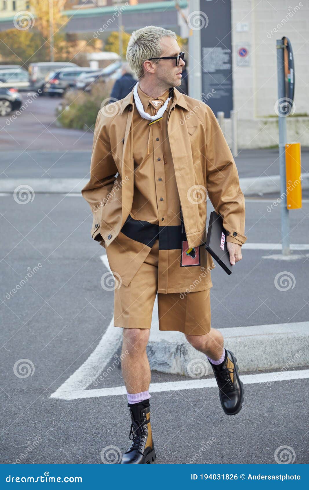 Hombre Con Camisa Beige Y Pantalones Antes De Prada Espectáculo De Moda  Milán Semana Estilo Calle Foto editorial - Imagen de italia, semana:  194031826