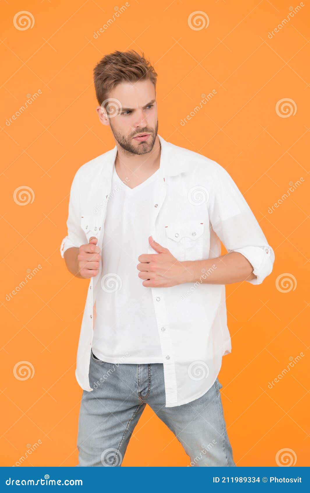 fondo político gusano Hombre Con Camisa Blanca. Hombre Musculoso En Jeans Fondo Amarillo. Moda Y  Concepto De Personas. Sexy Y Guapo. Seguro Foto de archivo - Imagen de  concepto, ocasional: 211989334