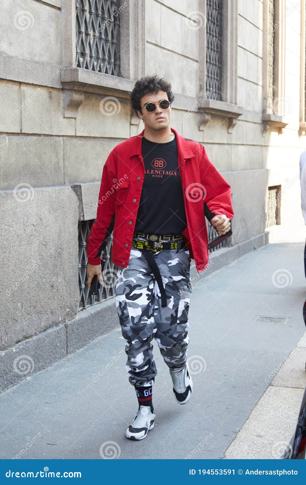 exposición Monografía caos Hombre Con Camisa Negra Balenciaga Camisa Roja Y Pantalones De Camuflaje  Blanco Antes Que Milán Foto editorial - Imagen de caminar, equipo: 194553591