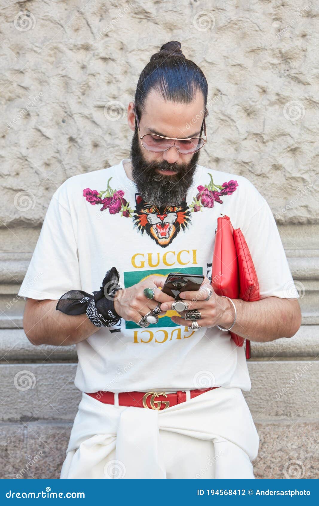 Hombre Con Camiseta Gucci Blanca Y Bolsa Roja Revisando Smartphone Antes De Feria De Moda De Salvatore Ferragamo Fotografía editorial - Imagen de equipo, gato: 194568412