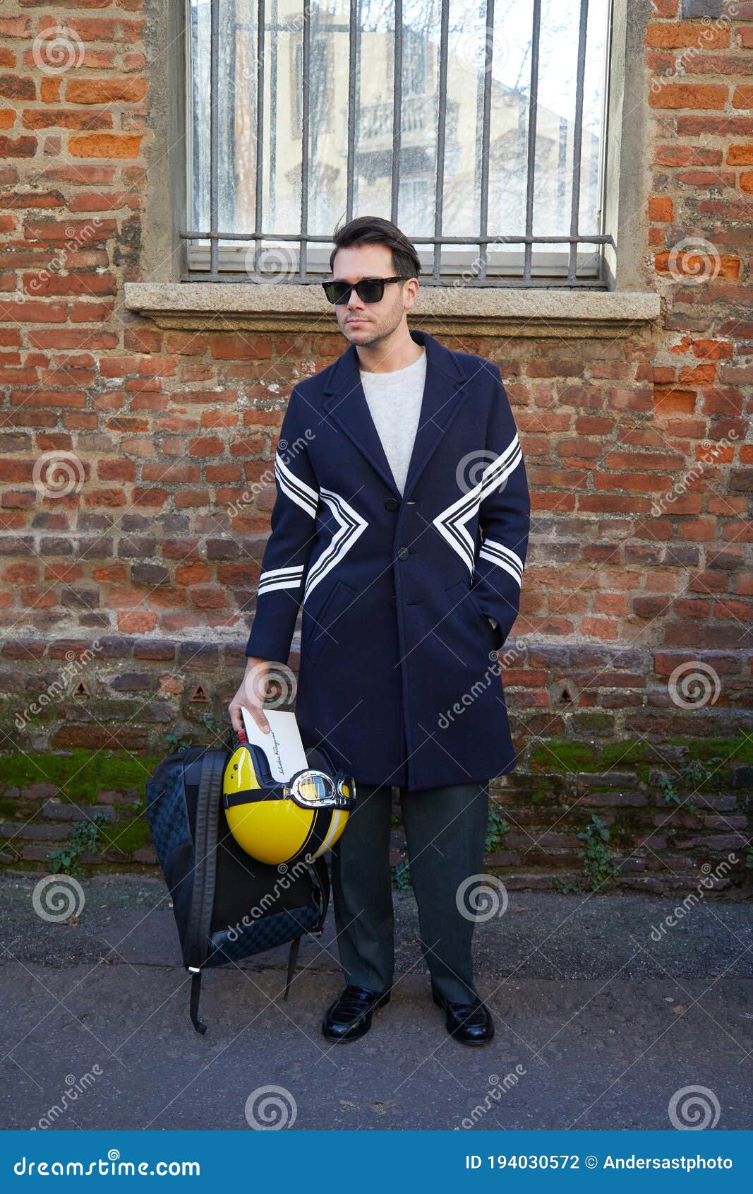 Bendecir Aventurarse Préstamo de dinero Hombre Con Casco Amarillo Y Abrigo Azul Antes De La Semana De La Moda  Milagros De Salvatore Ferragamo Fotografía editorial - Imagen de amarillo,  salvador: 194030572