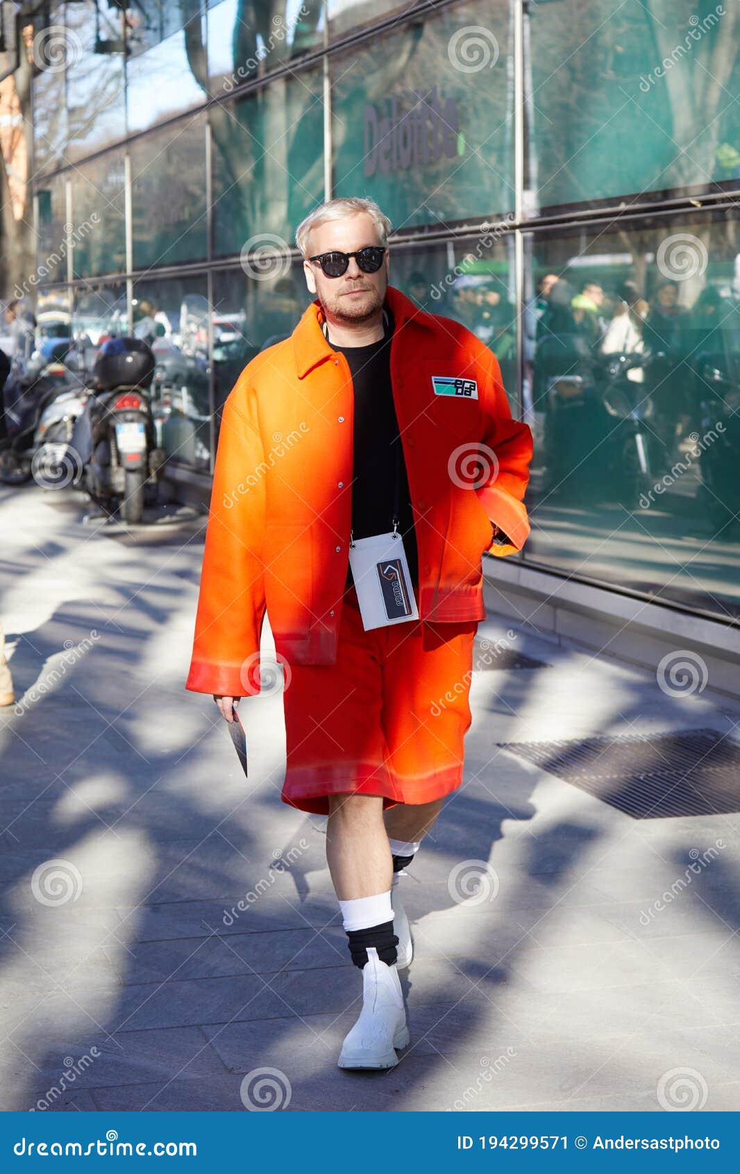 Hombre Con Chaqueta De Prada Naranja Y Pantalones Antes De La Semana De  Moda Emporio Armani Foto editorial - Imagen de color, exterior: 194299571