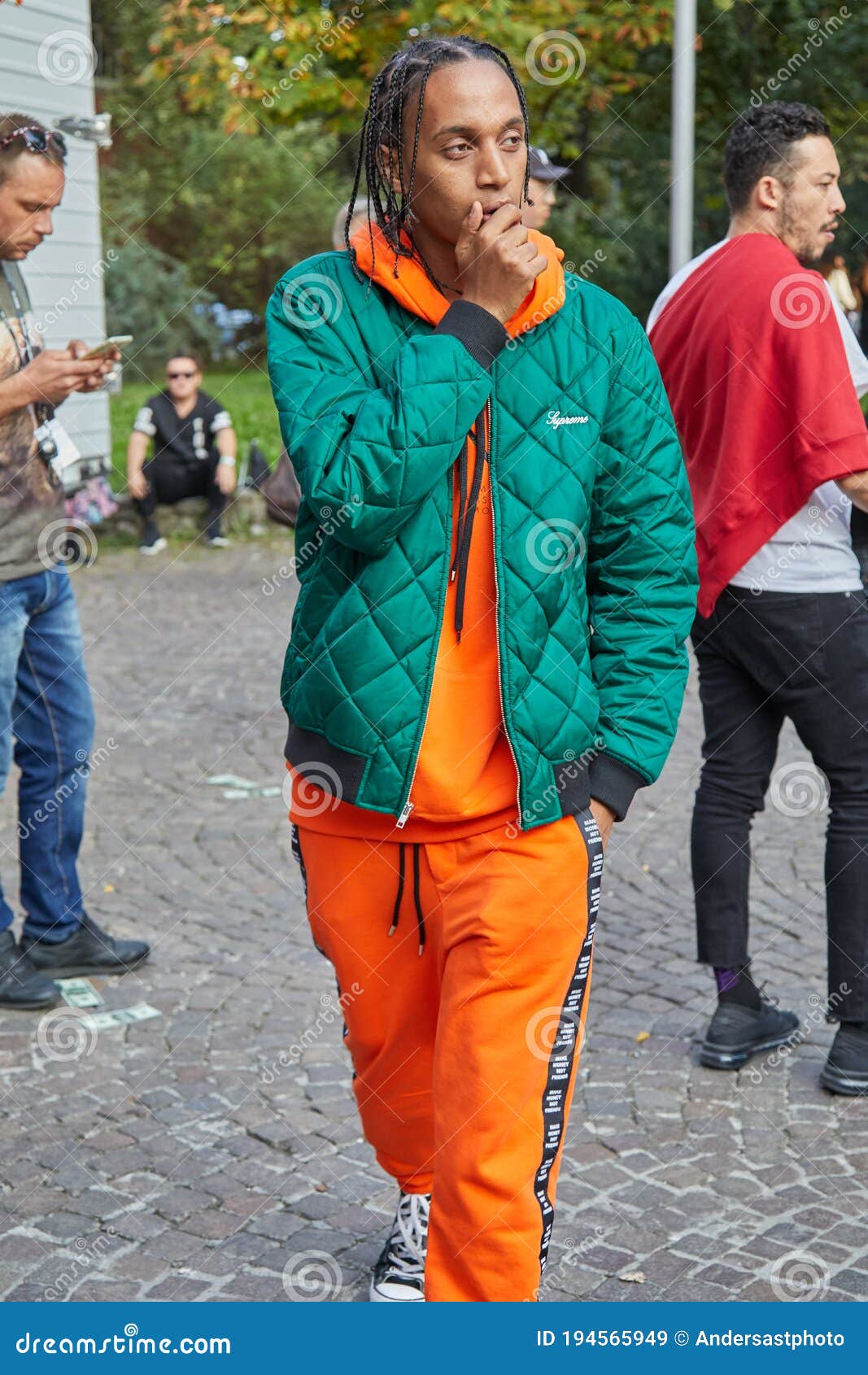 Hombre Con Chaqueta De Suprema Verde Y Traje De Gimnasio Naranja Antes De  La Exposición De Moda Milán Semana De Moda Calle Imagen de archivo  editorial - Imagen de colorido, caminar: 194565949