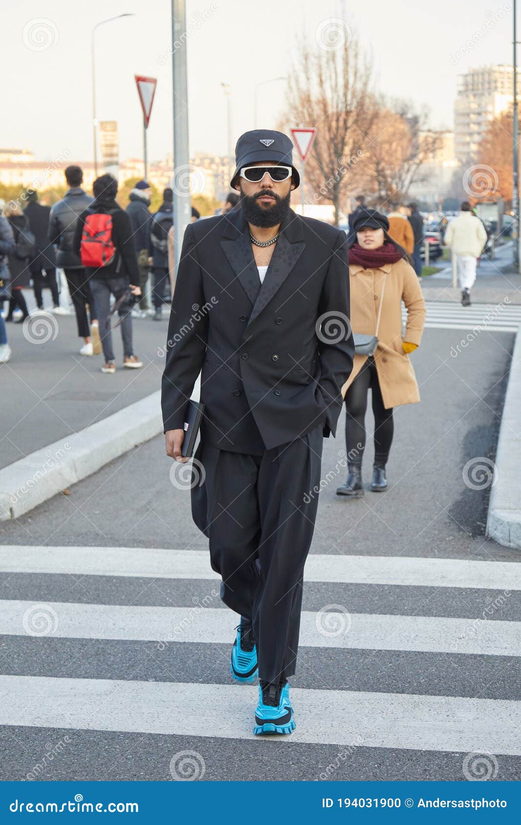 Hombre Con Chaqueta Negra Y Pantalones Y Zapatillas De Prada Azules Antes  Del Espectáculo De Moda En Prada Milan Imagen editorial - Imagen de manera,  milano: 194031900